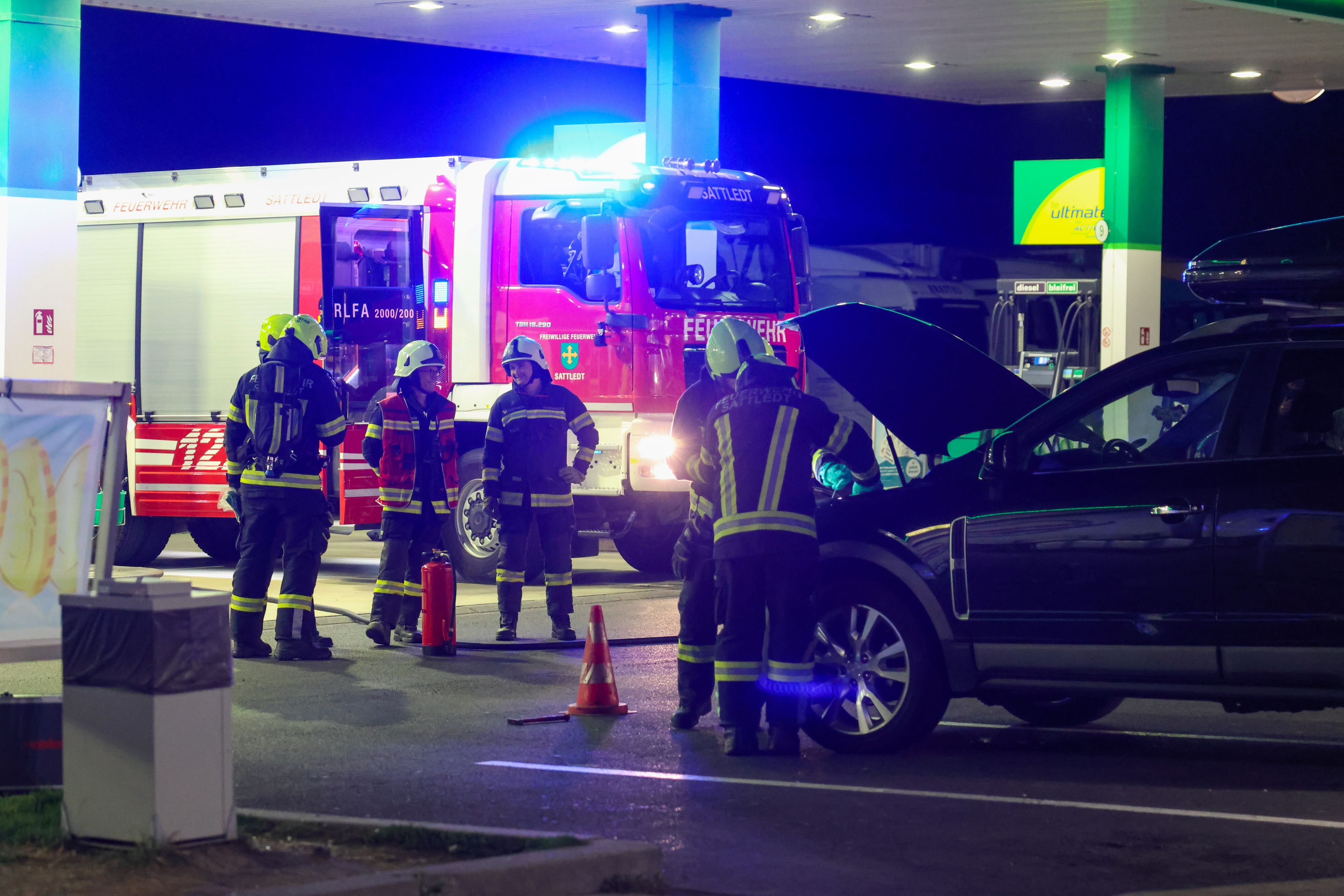 Heute.at - Autobatterie sorgt für Einsatz auf Autobahn-Raststation