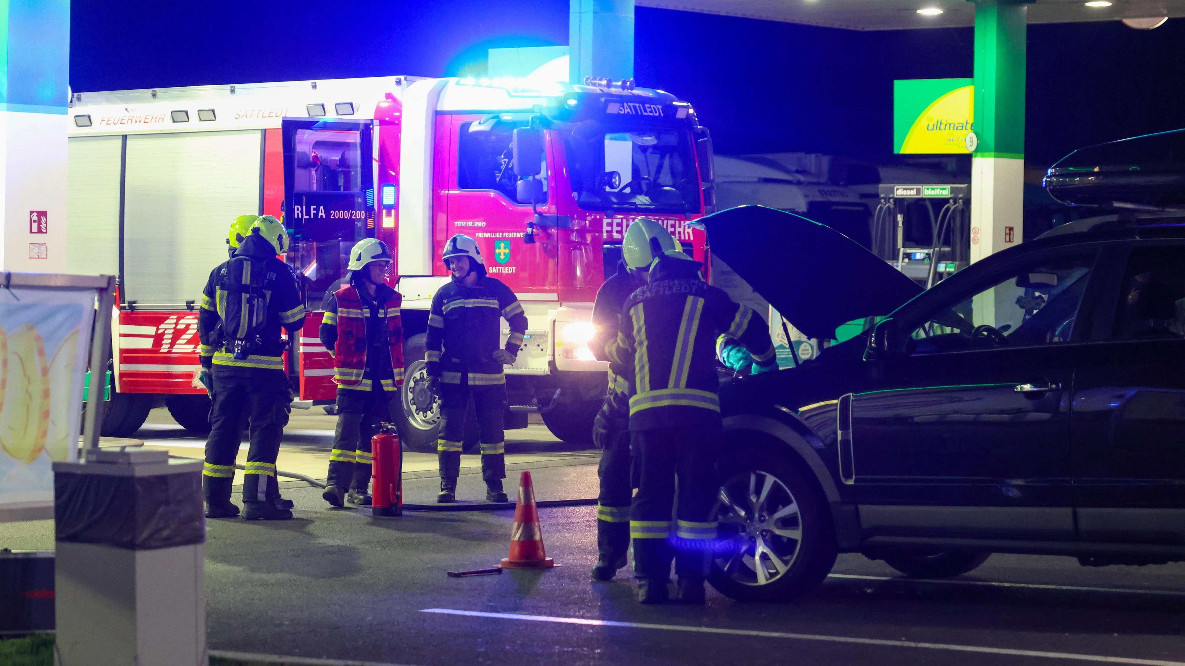 Heute.at - Autobatterie sorgt für Einsatz auf Autobahn-Raststation