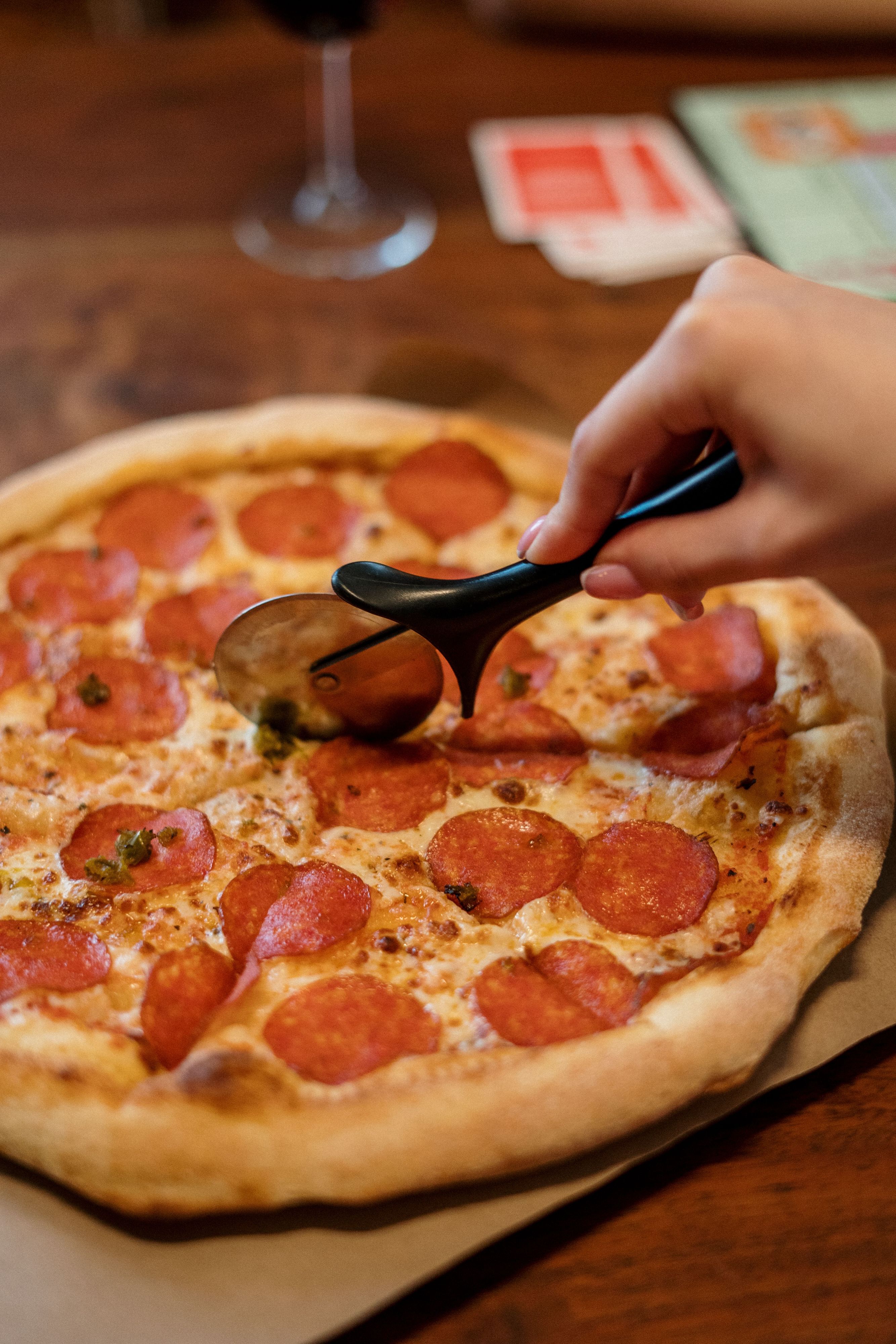 In Kärnten werden in einem Lokal fürs Pizza-Schneiden 1,90 Euro extra verlangt.