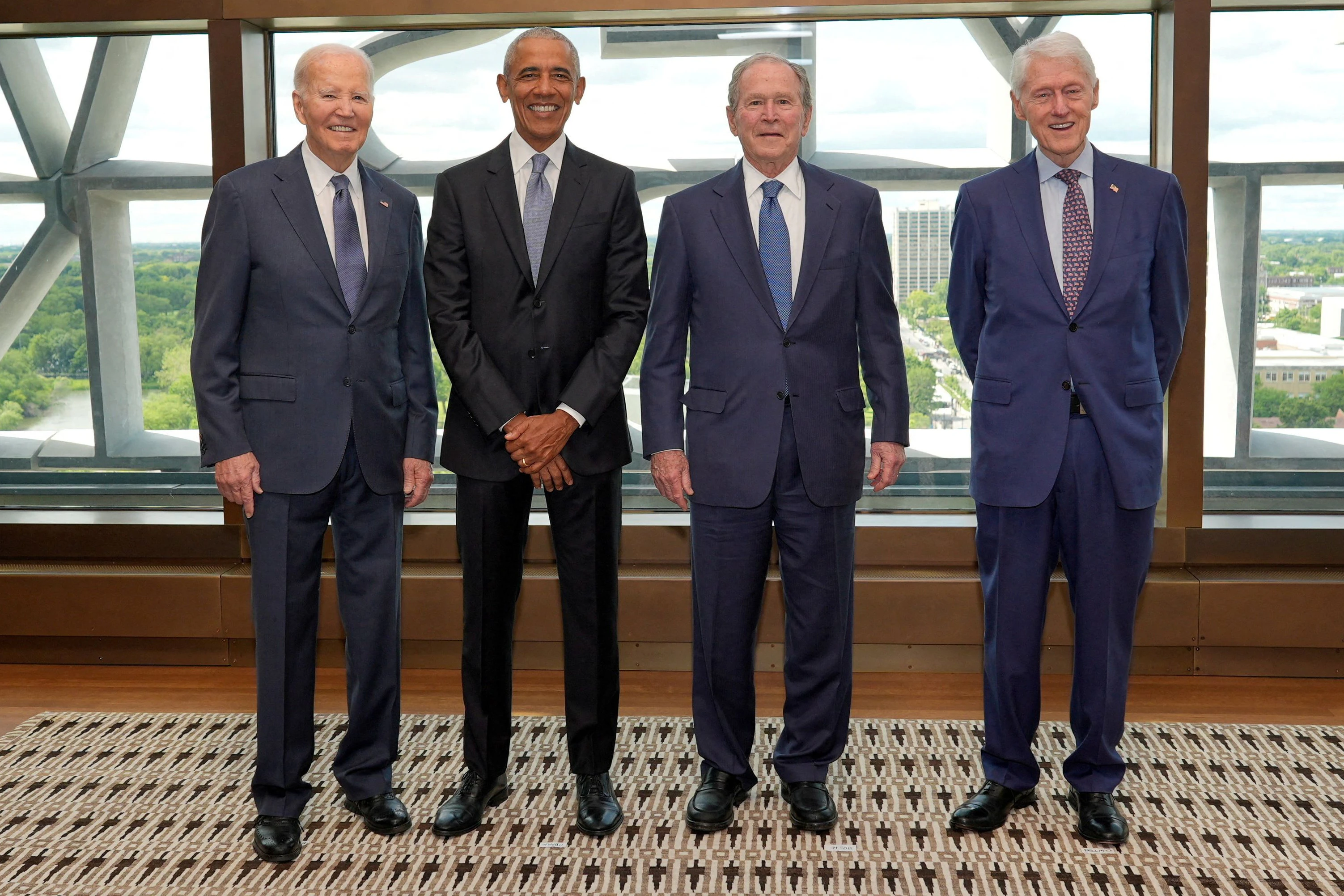 Joe Biden, Barack Obama, George W. Bush und Bill Clinton – hier bei der Eröffnung des Obama Presidential Center vergangenen Juni, werden an der Gedenkveranstaltung teilnehmen