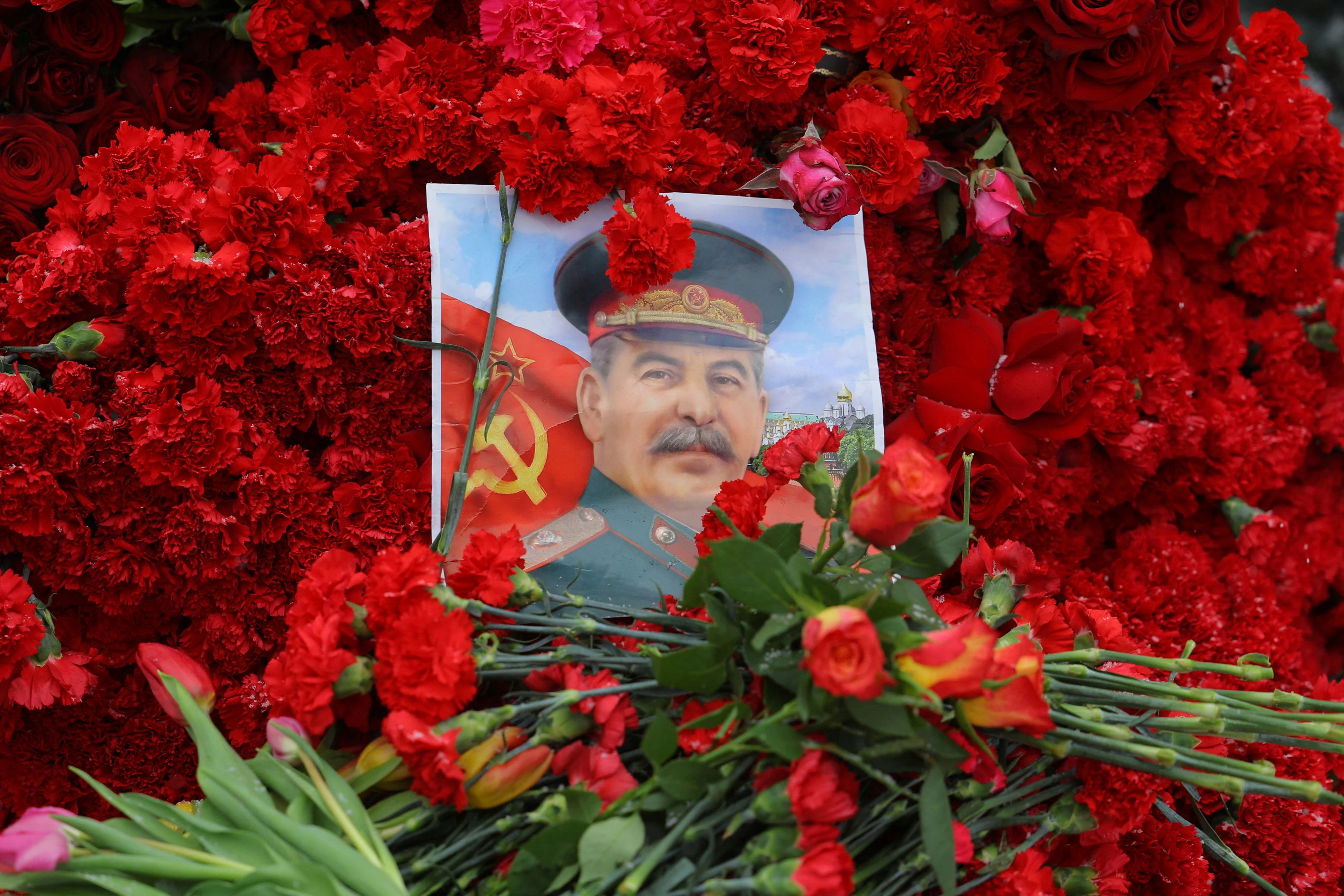 Was er wohl von der aktuellen Indoktrination von Kindergartenkindern halten würde? Geschmücktes Porträt Josef Stalin am 70. Todestag des Sowjetführers im Jahr 2023
