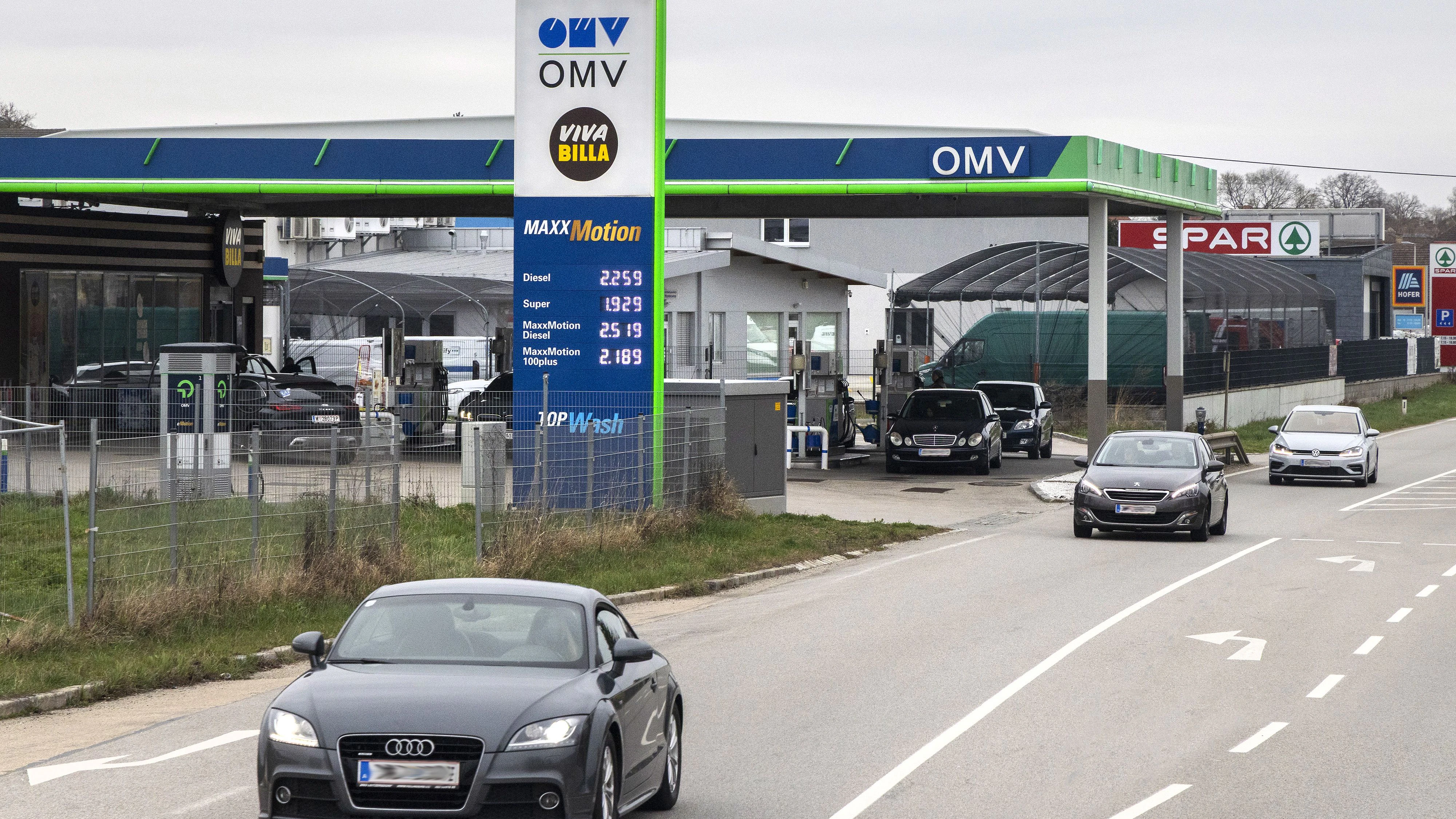 Die Preise an den Zapfsäulen setzen Autofahrer bereits kräftig unter Druck.