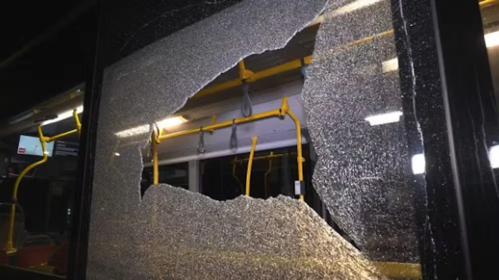 Das Fenster des Linienbusses wurde getroffen.