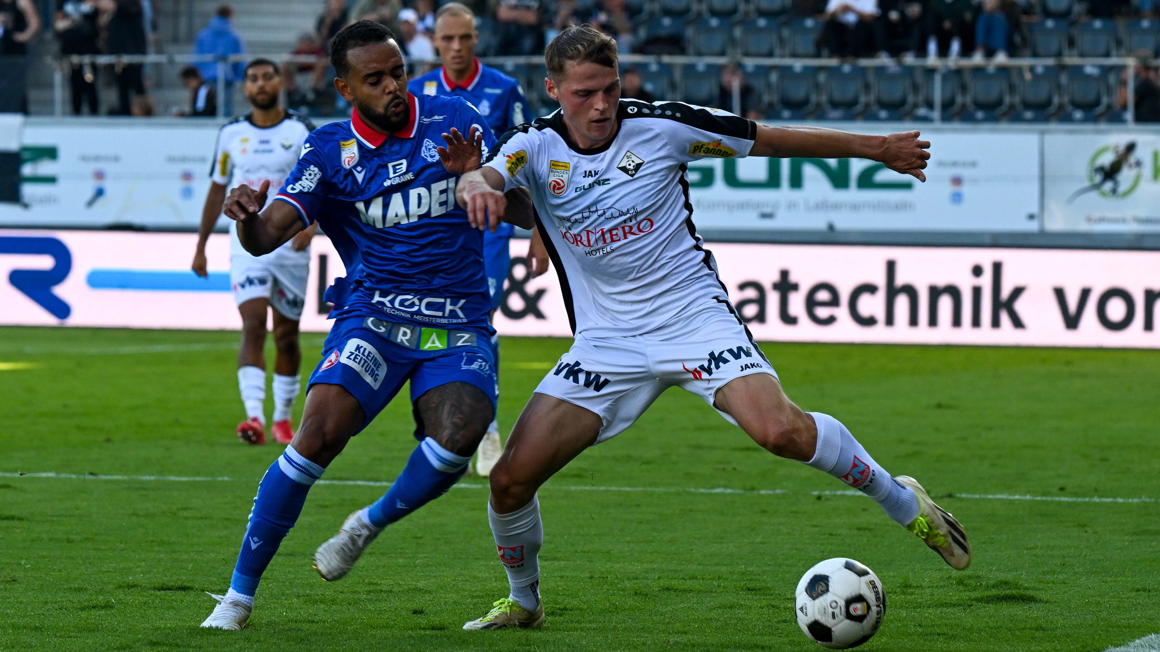 Altach und der GAK im Bundesliga-Duell. 