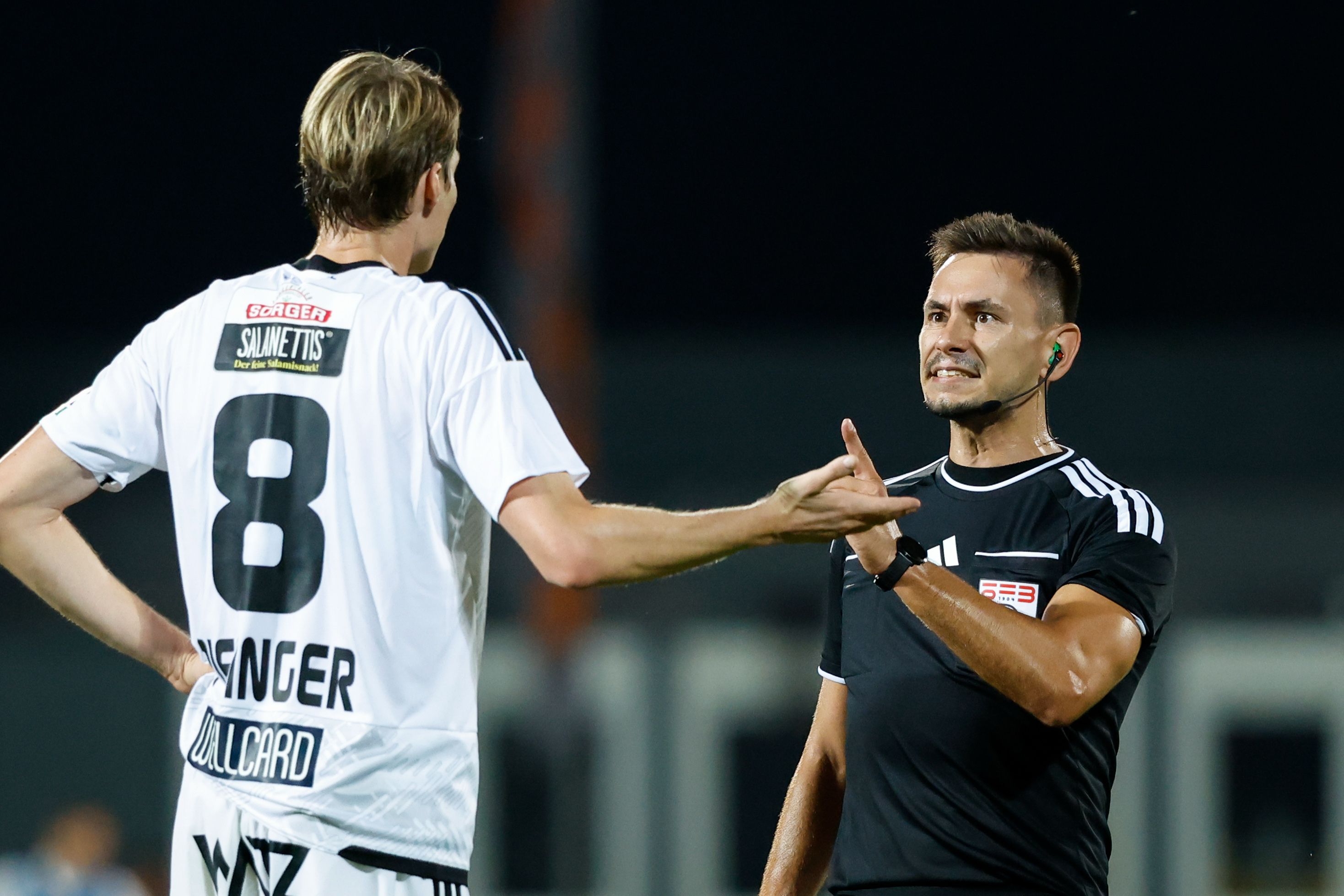 Wolfsberg-Kicker Simon Piesinger diskutiert mit Referee Alain Sadikovski. 