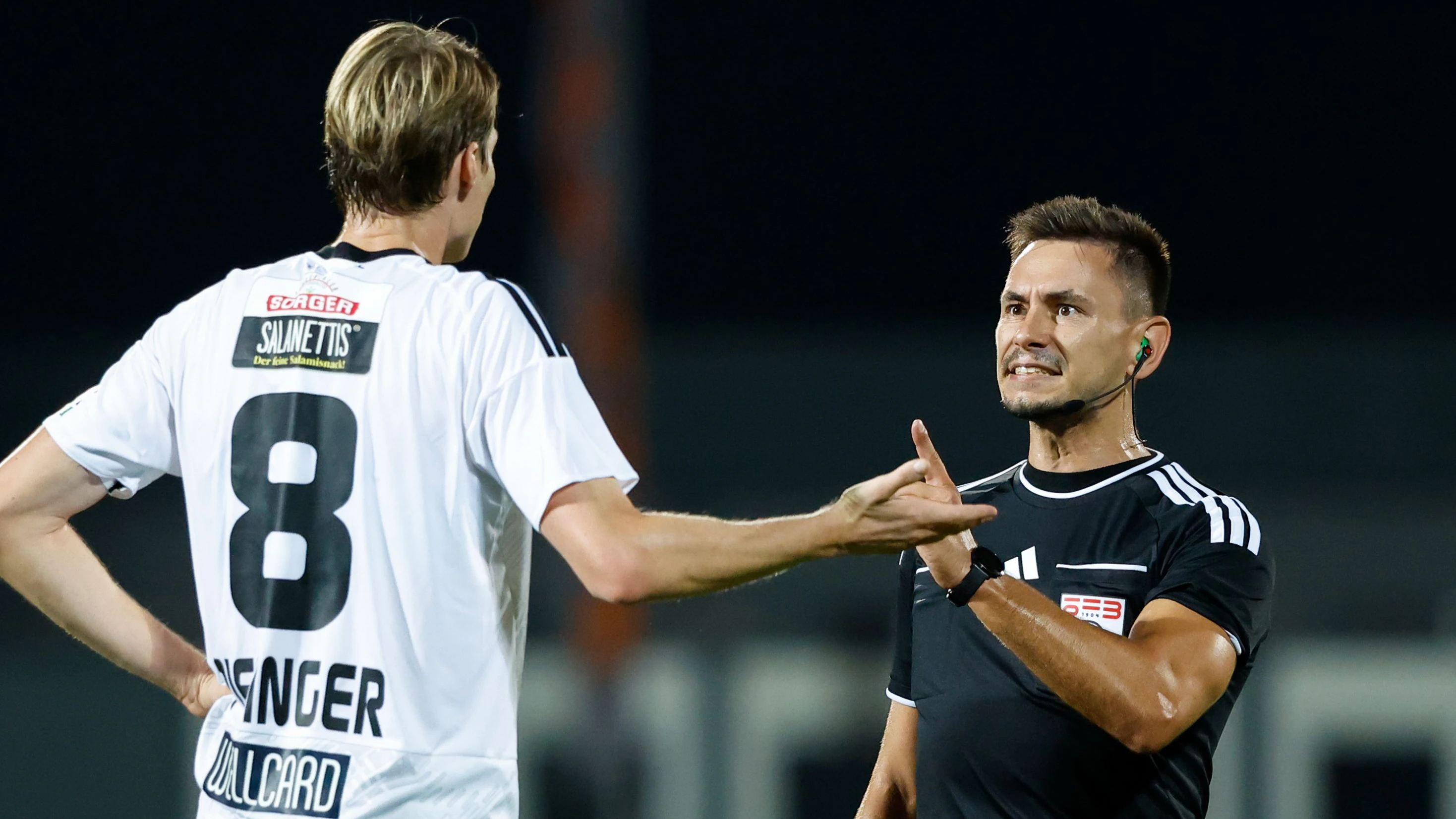 Wolfsberg-Kicker Simon Piesinger diskutiert mit Referee Alain Sadikovski. 