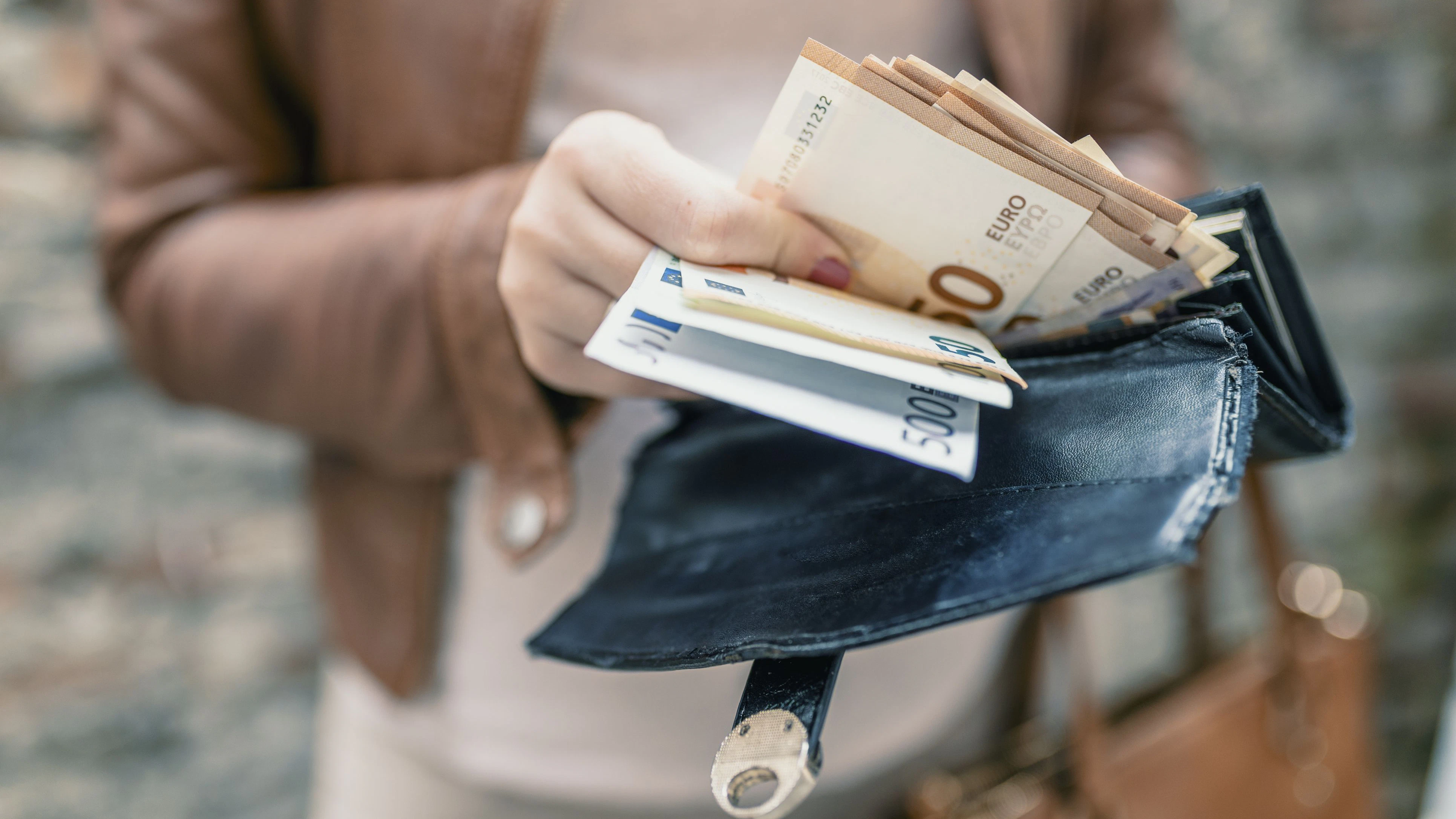Heute.at - 27-jährige Frau verdient in Wien 1.200 Euro pro Woche