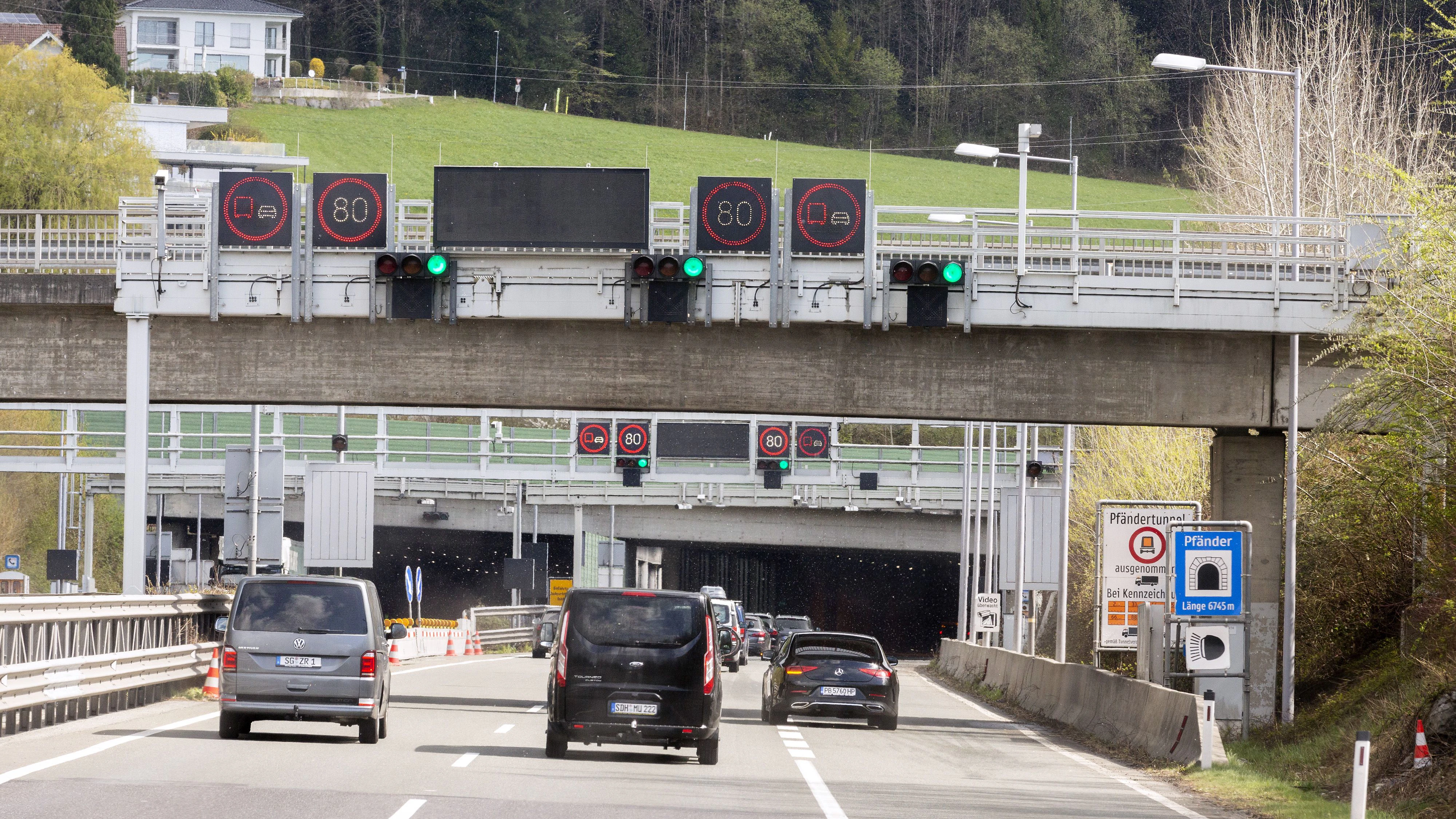 Heute.at - Rauchender Lkw sorgt für Einsatz im Pfändertunnel