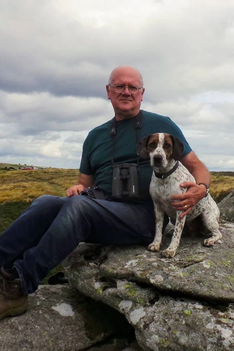 Tierfreund, Vogelbeobachter, pensionierter Lehrer, Bestsellerautor: Robert Partridge alias Peter Grainger mit seiner Hündin Jenna