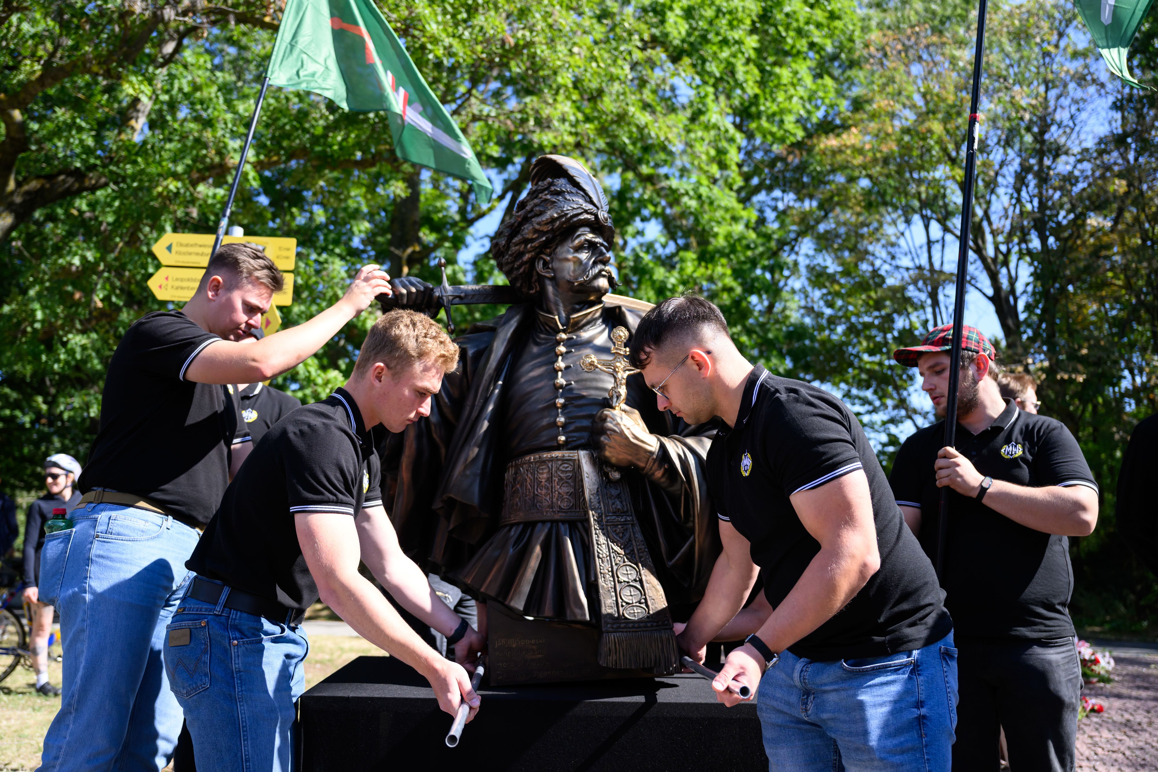 Die Statue wurde von Demo-Teilnehmern aufgestellt.