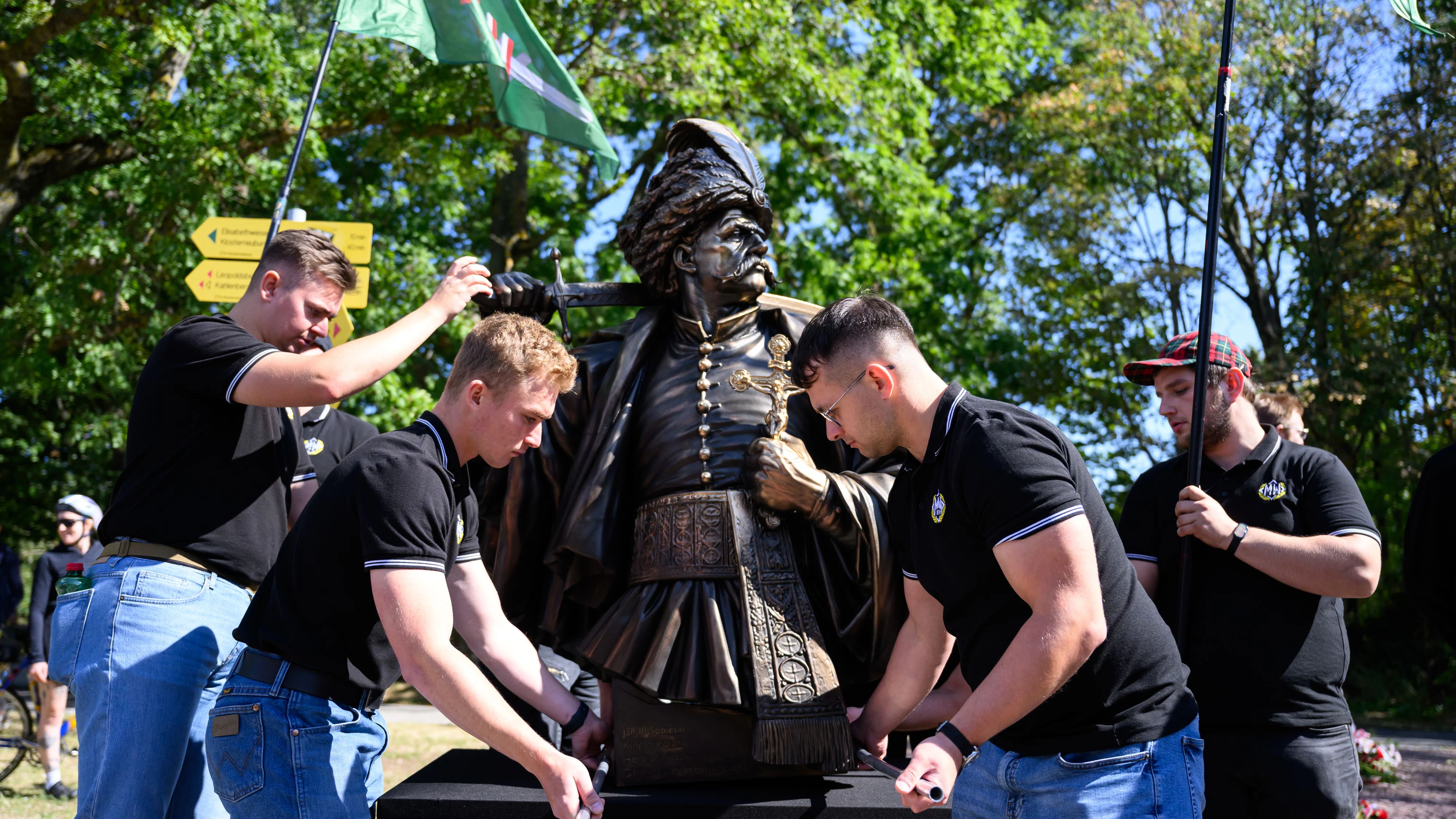 Die Statue wurde von Demo-Teilnehmern aufgestellt.
