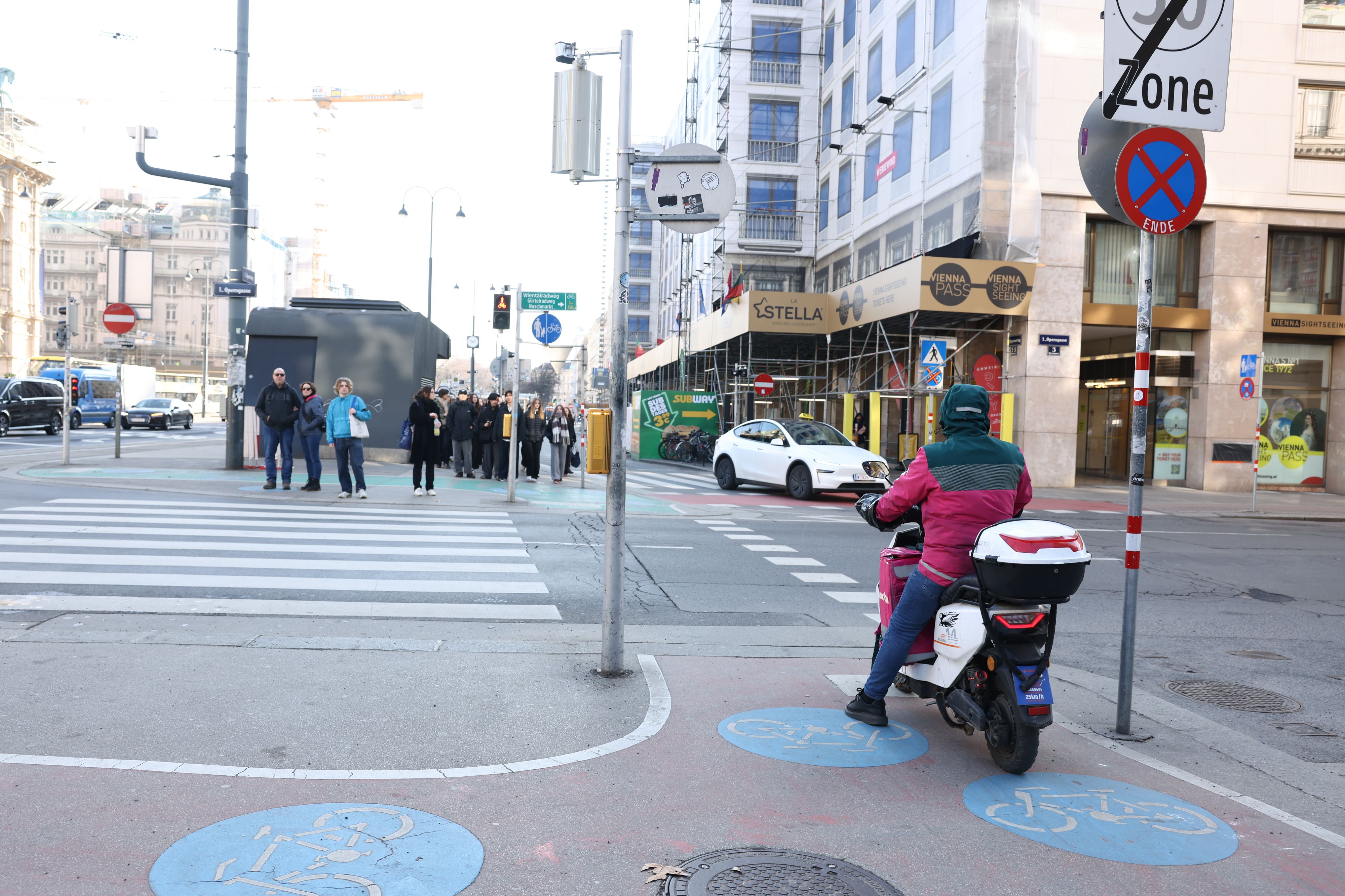 E-Mopeds dürfen ab 1. Oktober nicht mehr am Radweg fahren. Das trifft vor allem die Essens-Zusteller.