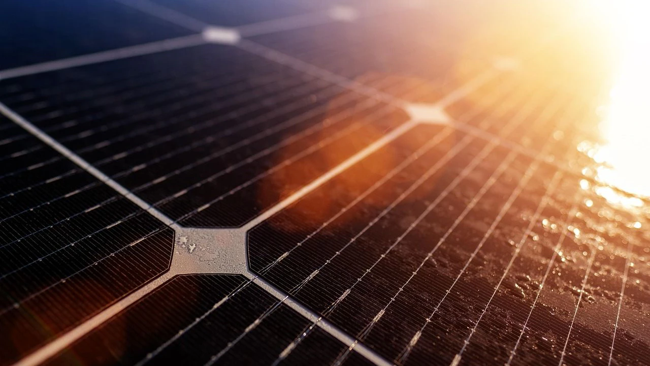Heute.at - Dieses Hausmittel schadet deinen Solarpaneelen