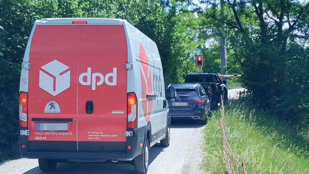 Der Schranken in Unterau ist laut dem Anrainer jeden Tag sehr lange geschlossen, es staute sich dort auch schon.