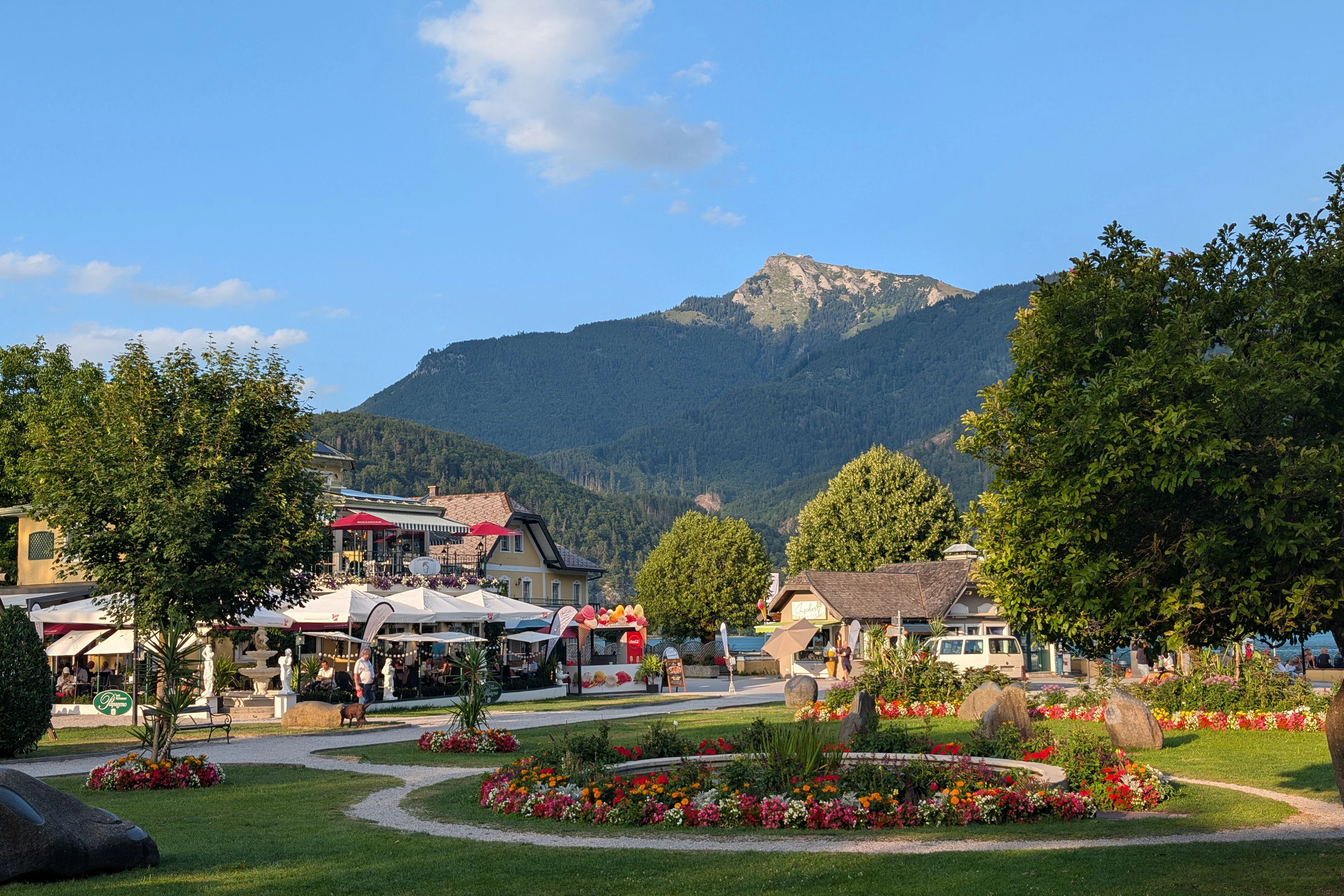 Das noble "Atelier Fischer" liegt im 1. Stock des "Papageno" (im Bild links) am Ufer des Wolfgangsees