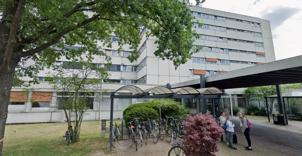 Die Frau starb in der LVR-Klinik in Köln-Merheim.