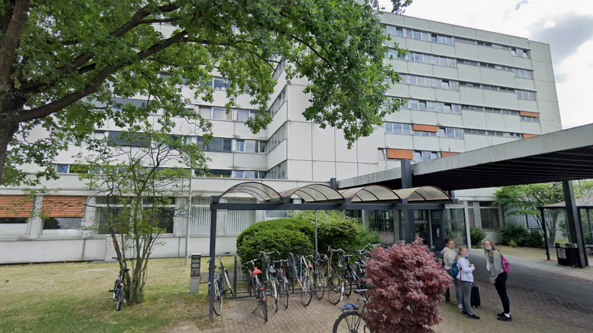 Die Frau starb in der LVR-Klinik in Köln-Merheim.