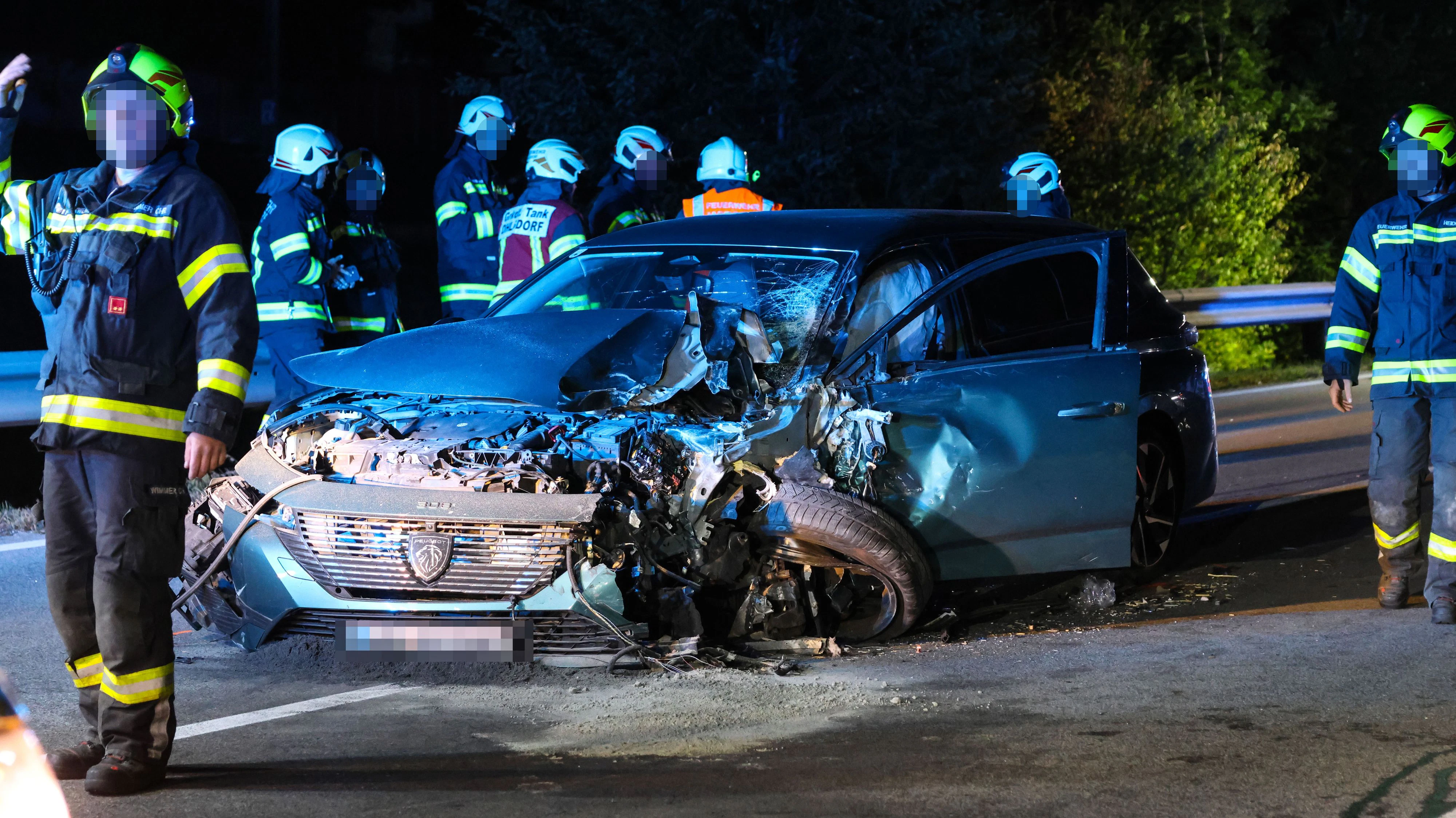 Nach dem Crash krachte der Wagen des 58-Jährigen auch noch gegen den nachkommenden Pkw eines 31-Jährigen.