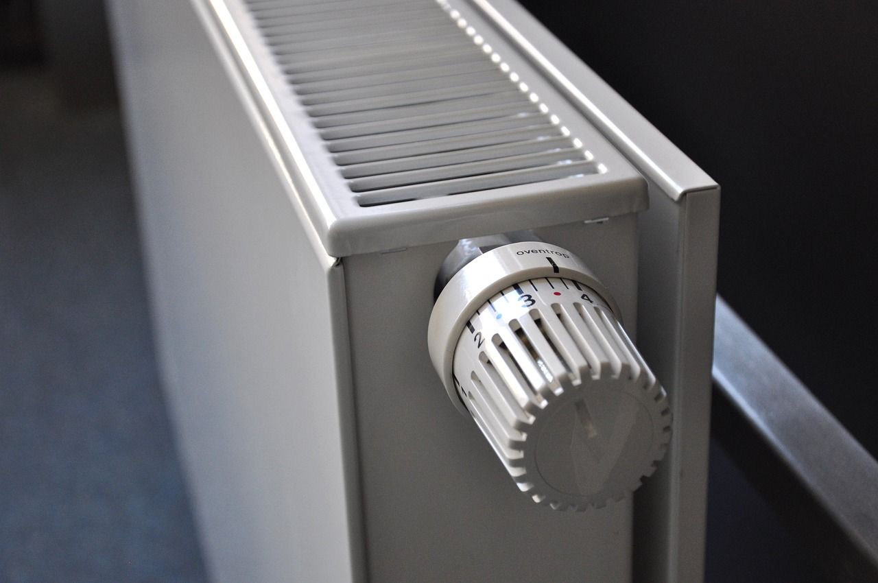 Flache Heizkörper mit Temperaturregler