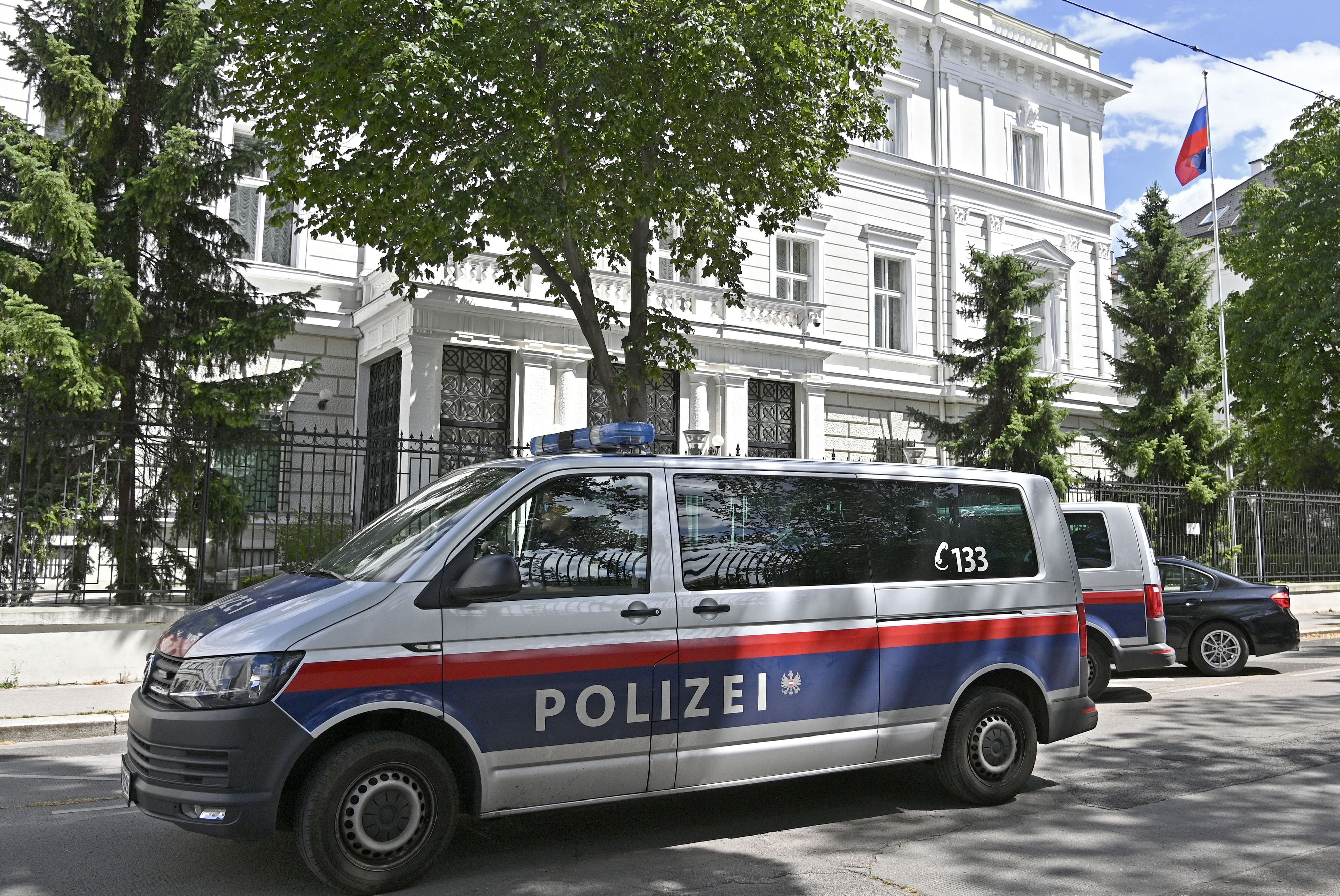 Außenansicht der russischen Botschaft in Wien mit davor geparkten Polizeibussen.