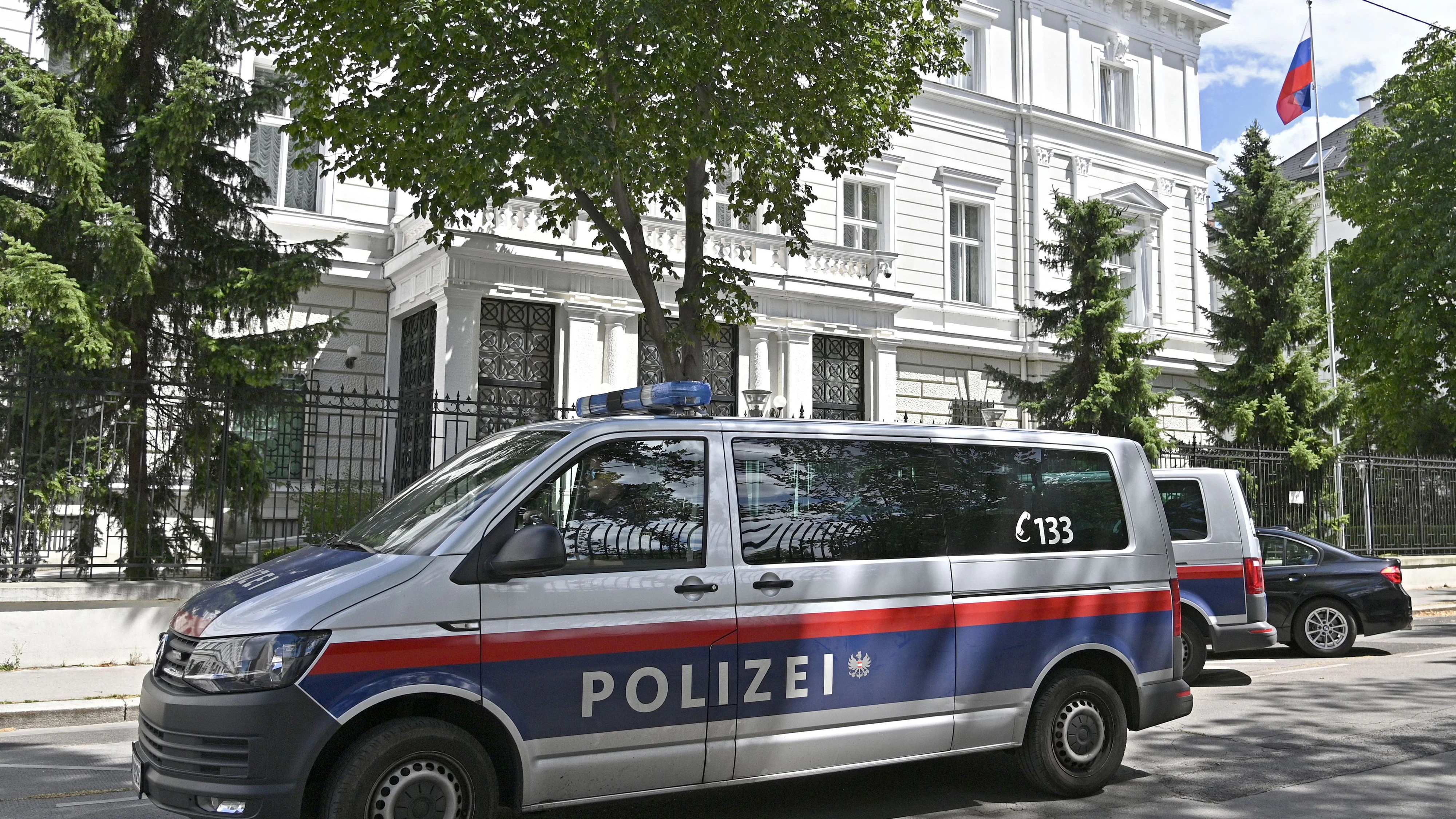 Außenansicht der russischen Botschaft in Wien mit davor geparkten Polizeibussen.