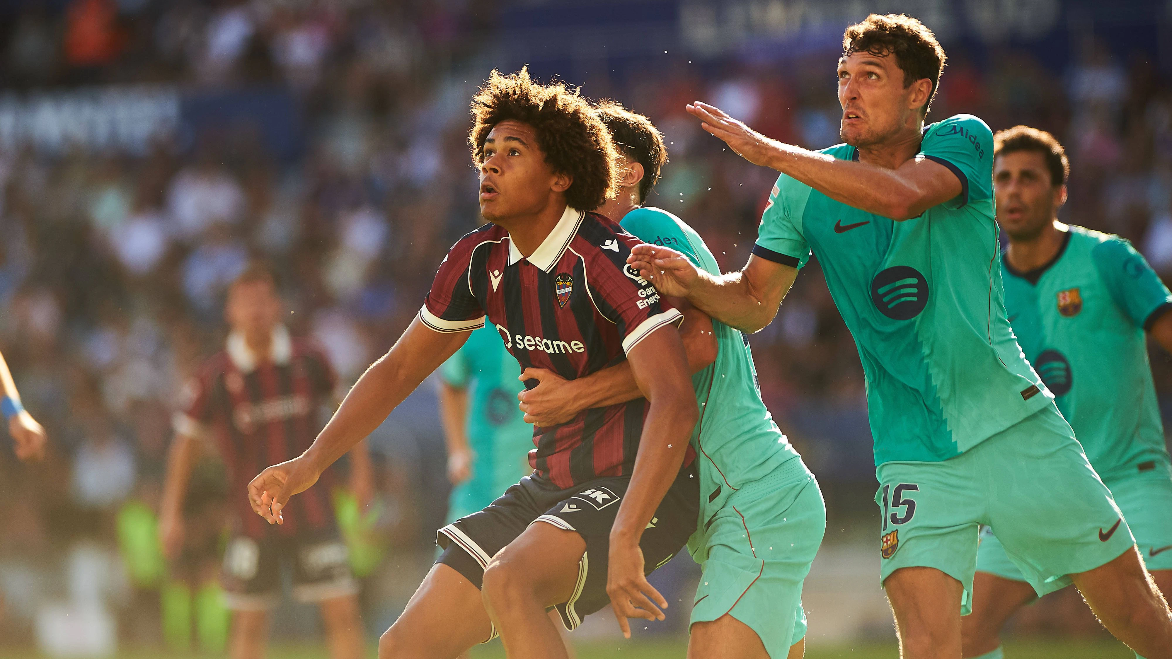 Ifeanyi Ndukwe feierte gegen Barcelona sein Debüt. 