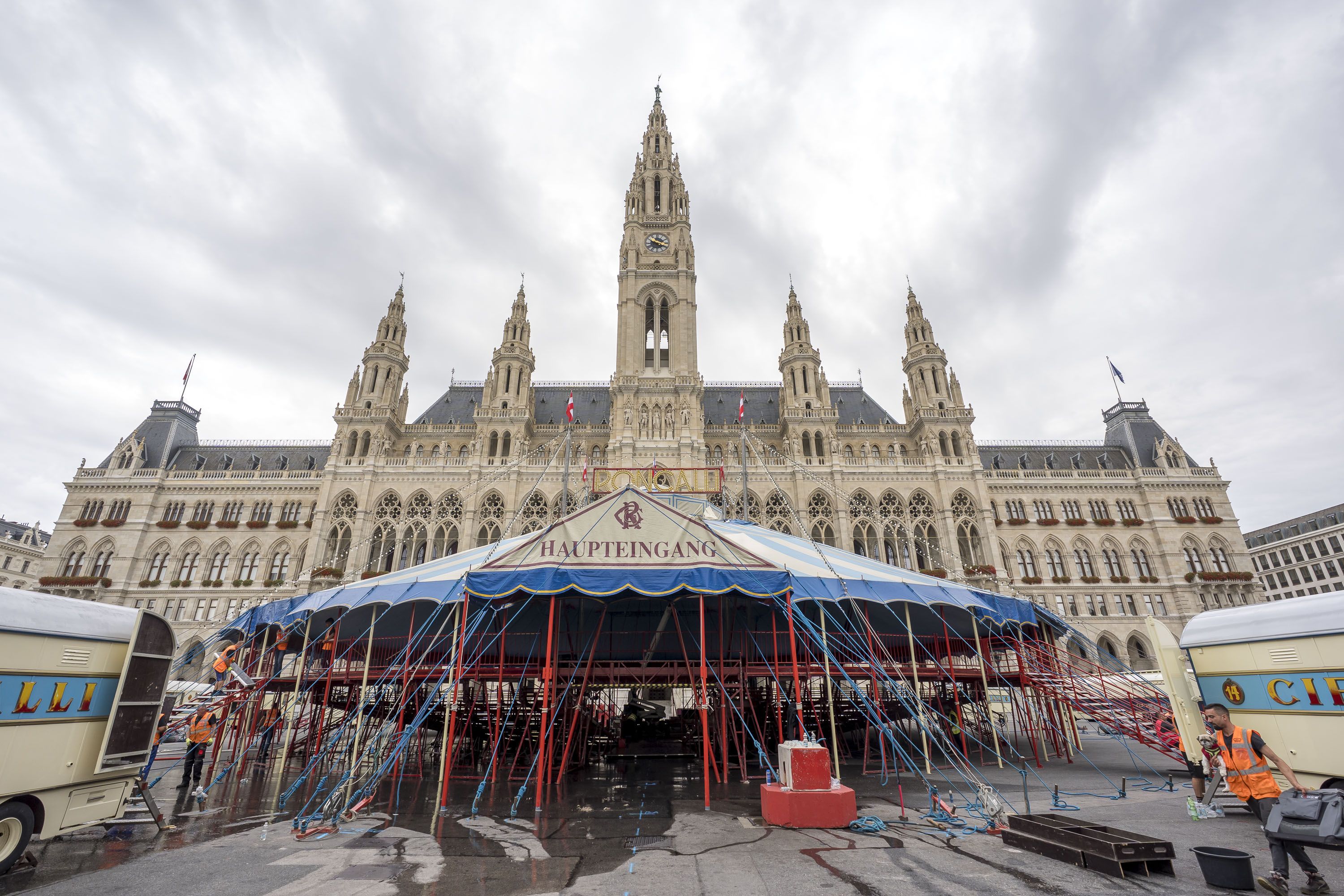 Die Aufbauarbeiten des Circus Roncalli am Rathausplatz sind voll im Gange.