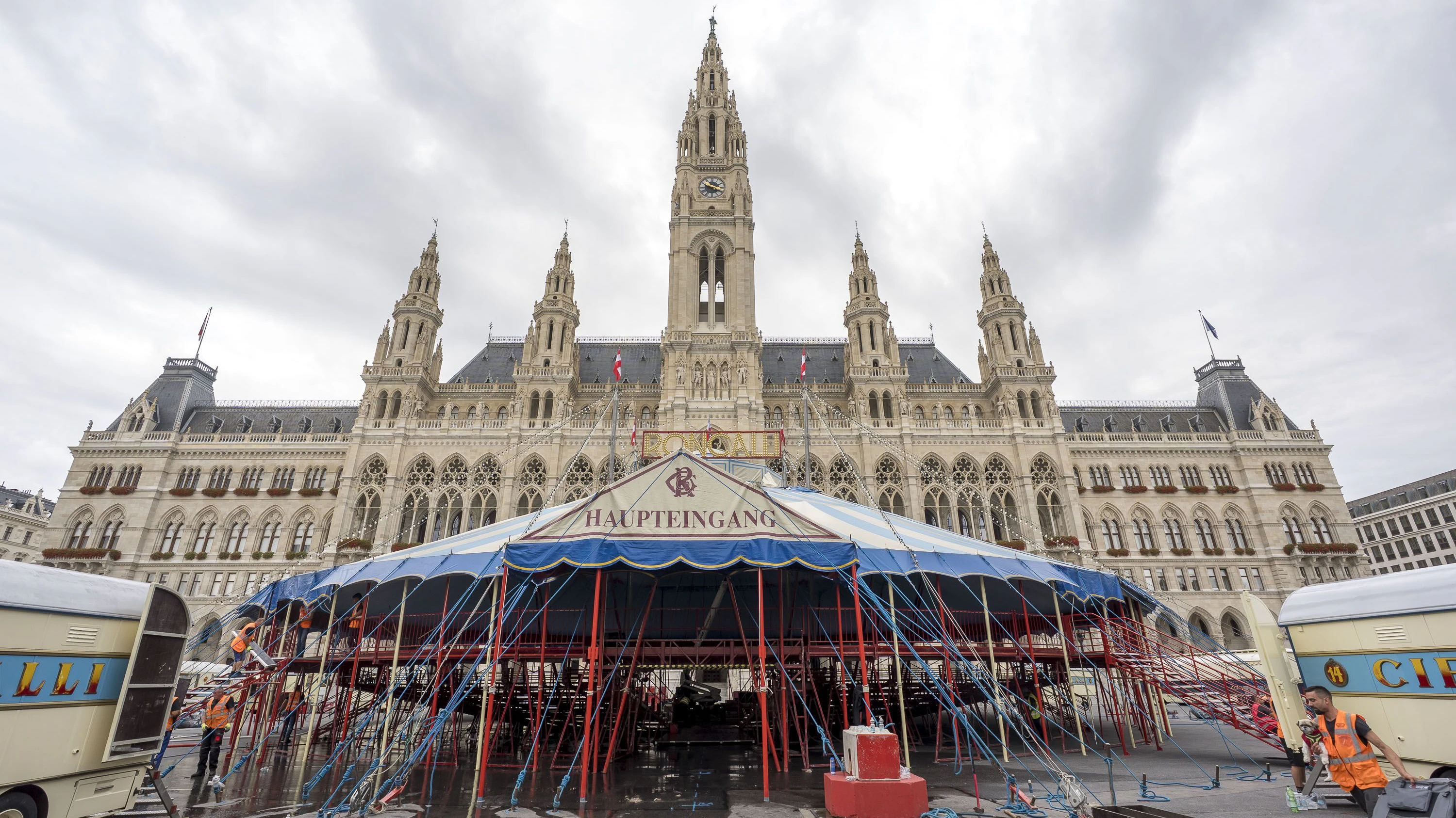Aufbauarbeiten für den Circus Roncalli am Rathausplatz, 20260913 Foto: Helmut Graf/Tageszeitung Heute