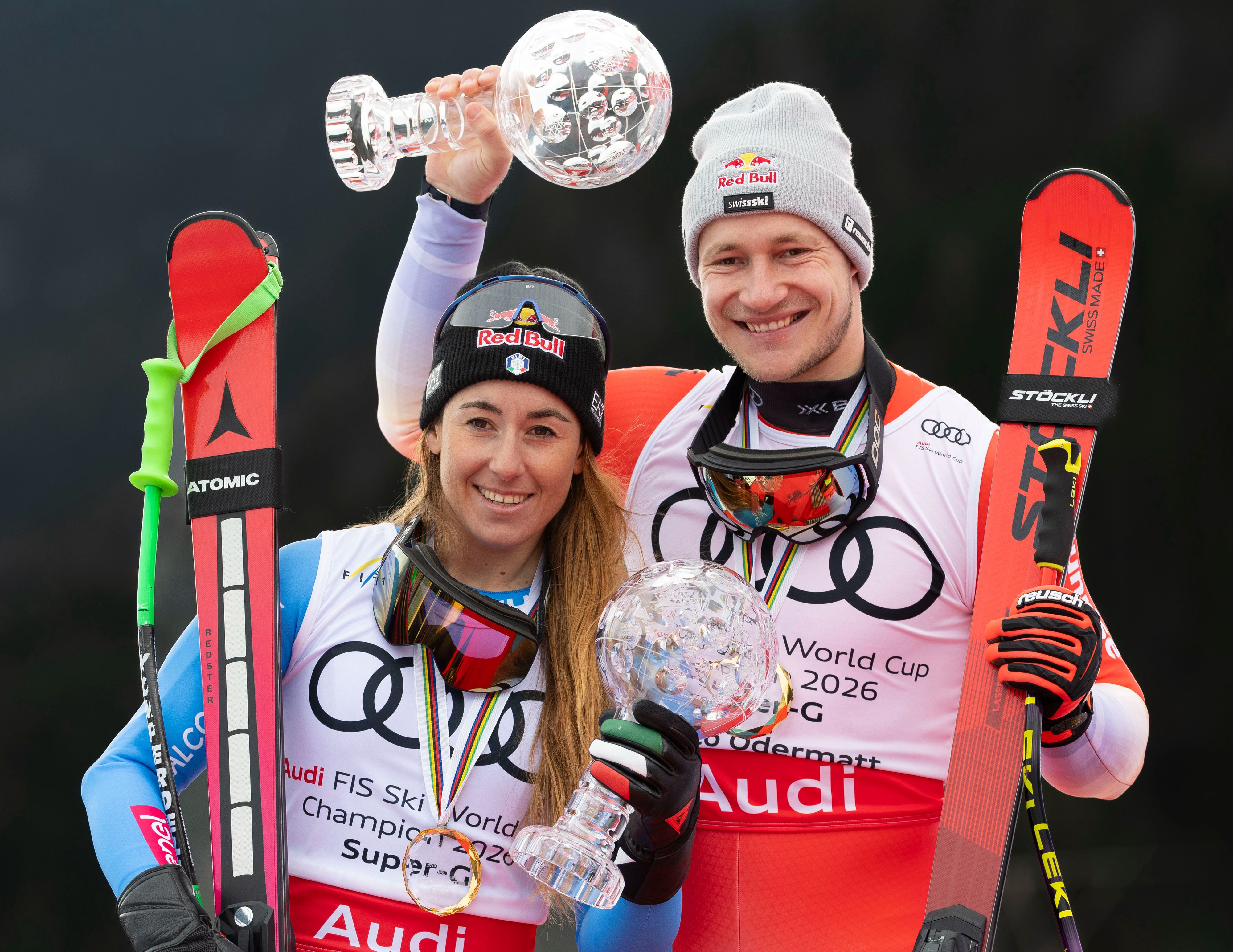 Goggia (l.) und Odermatt mit ihren Super-G-Kugeln