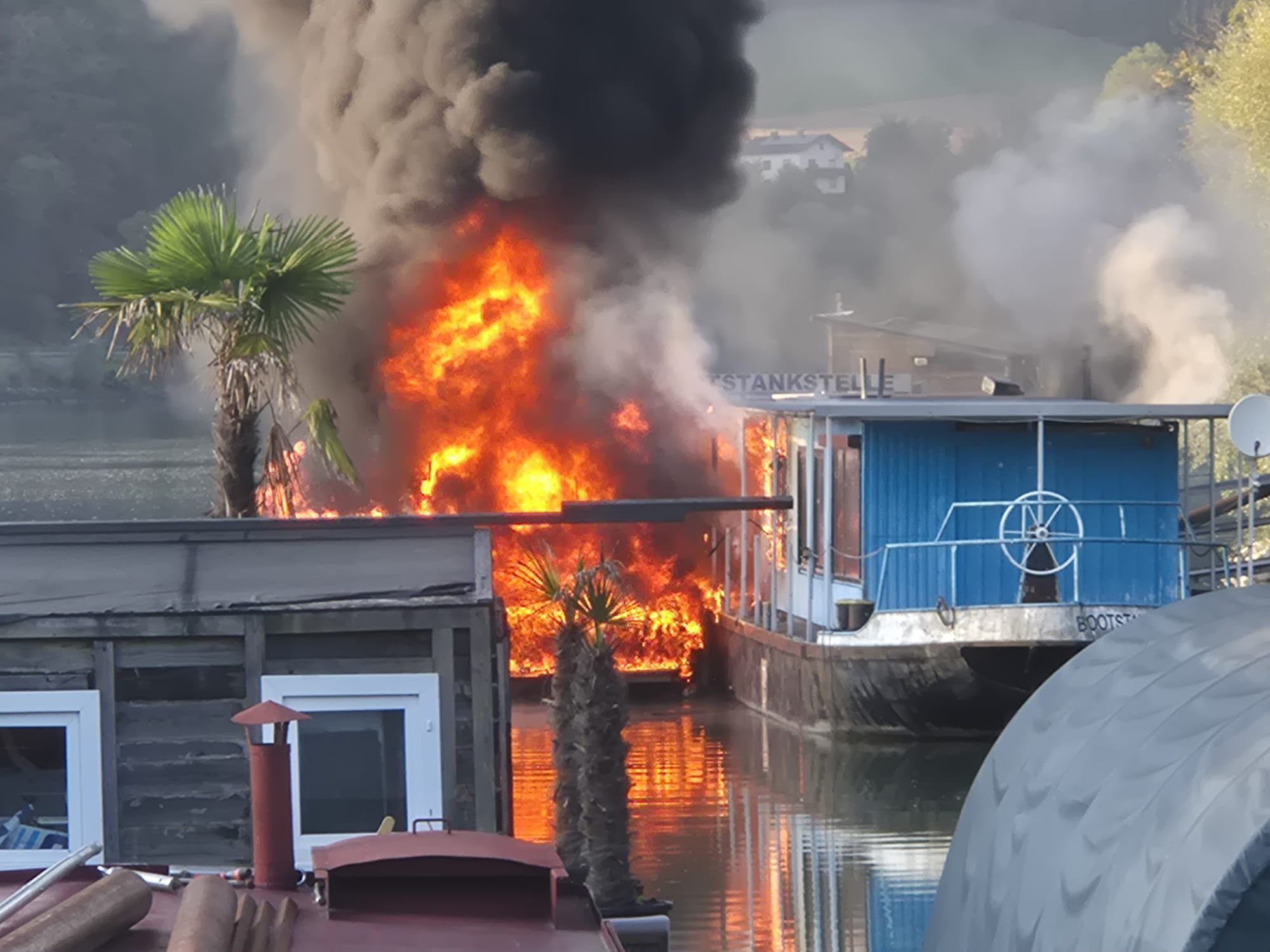 Motorboot-Vollbrand an Bootstankstelle