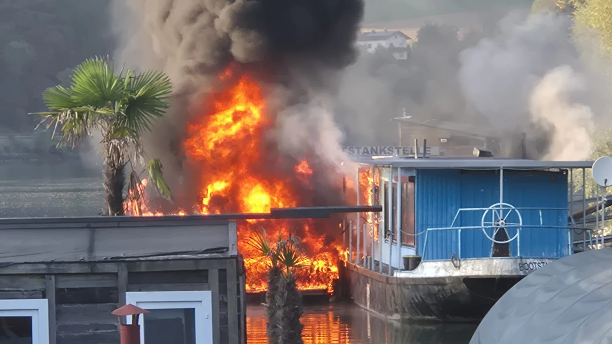 Motorboot-Vollbrand an Bootstankstelle