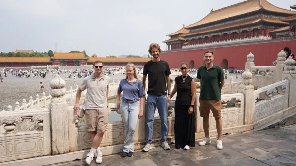 Theo Albert Götze, Jana Reischl, Andreas Stettin, Soundos Saidi (Studierende) und Michael Nowak (Huawei Austria) in der Verbotenen Stadt in Peking.