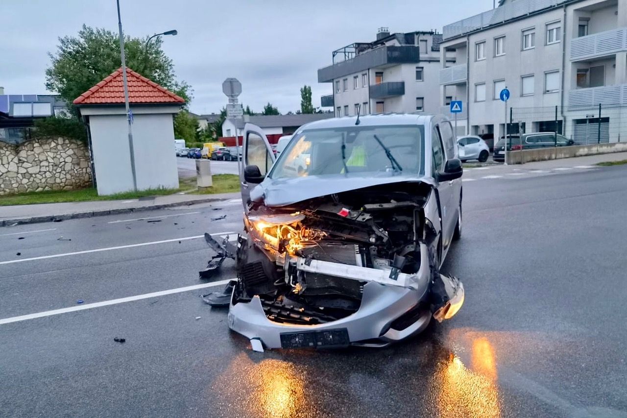 Zwei Autos kollidierten am Montag, dem 14. September, auf der B16, ein Lenker musste ins Spital gebracht werden.