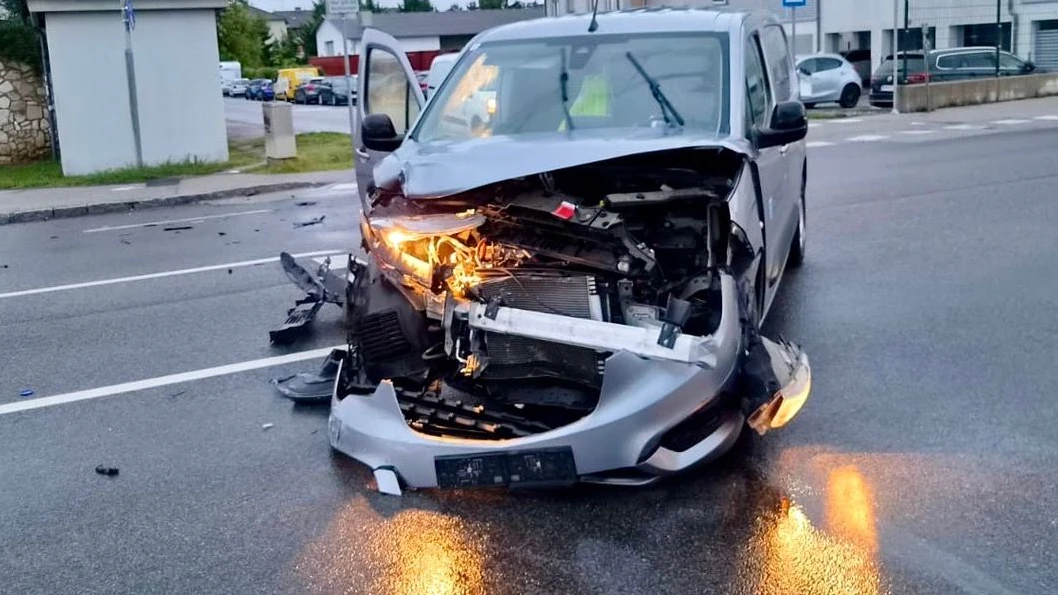 Zwei Autos kollidierten am Montag, dem 14. September, auf der B16, ein Lenker musste ins Spital gebracht werden.