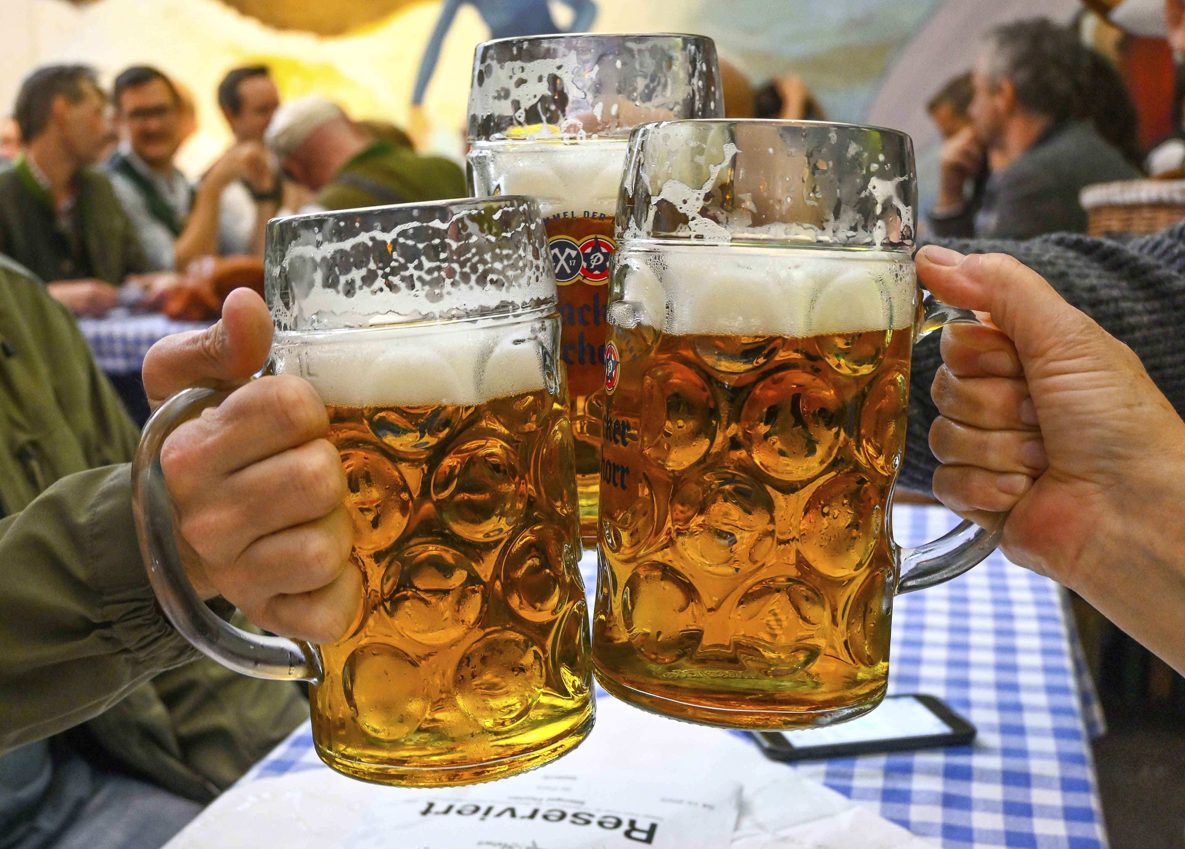Auf der Münchner Wiesn wird weiterhin kräftig angestoßen, doch alkoholfreies Bier gewinnt zunehmend an Bedeutung.