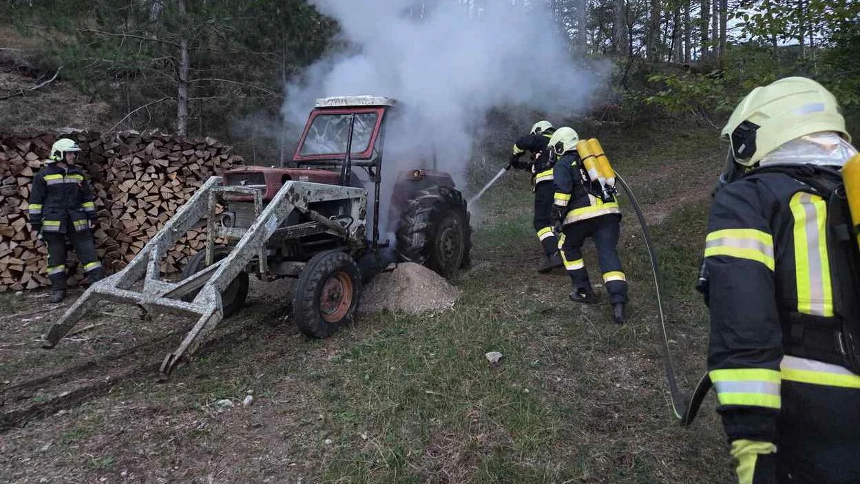 Als die Feuerwehr die Lichtung erreichte, schlugen bereits Flammen aus dem Führerhaus des Traktors.
