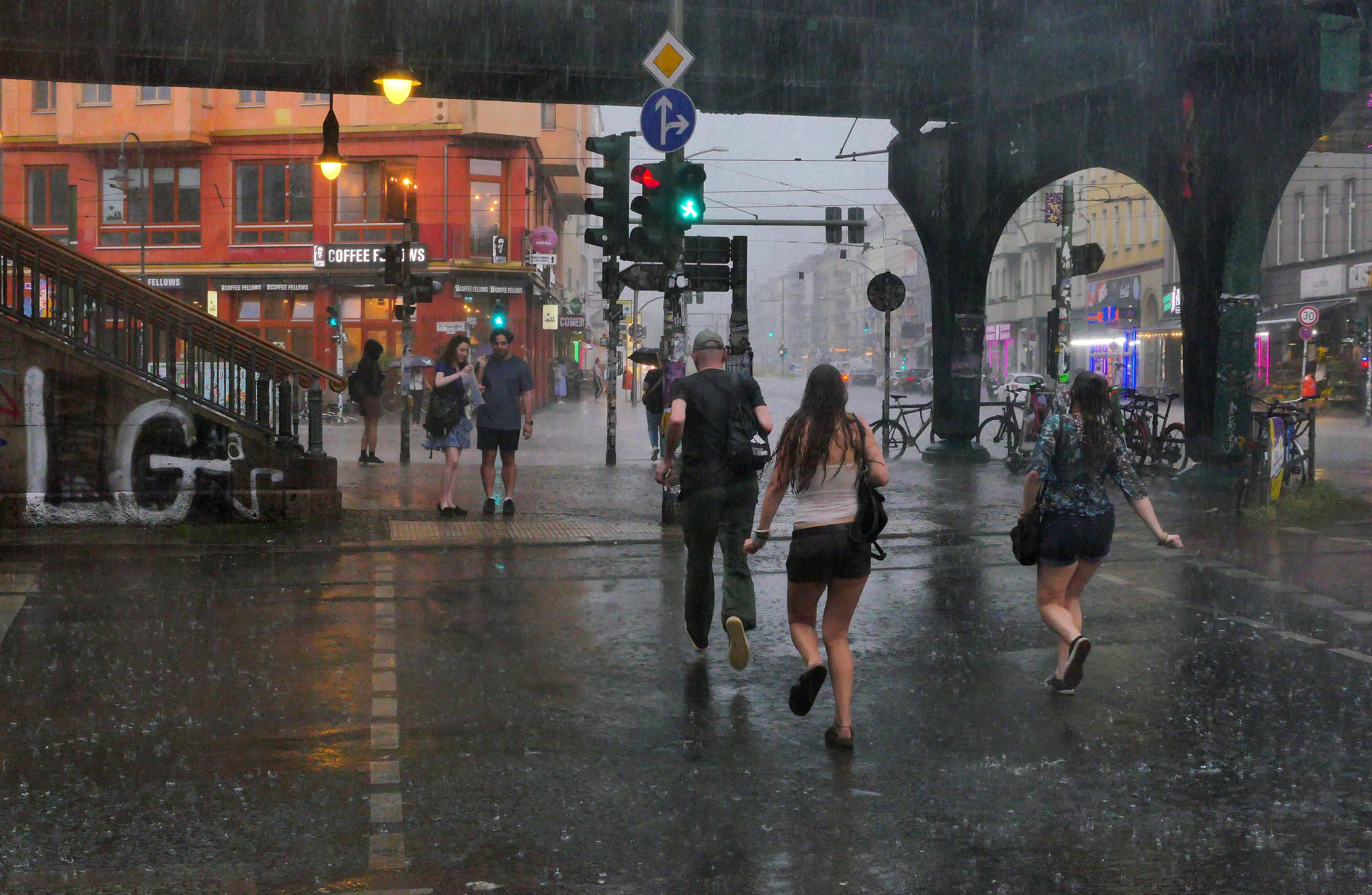 Heute.at - Kaltfront peitscht Starkregen-Gewitter nach Österreich