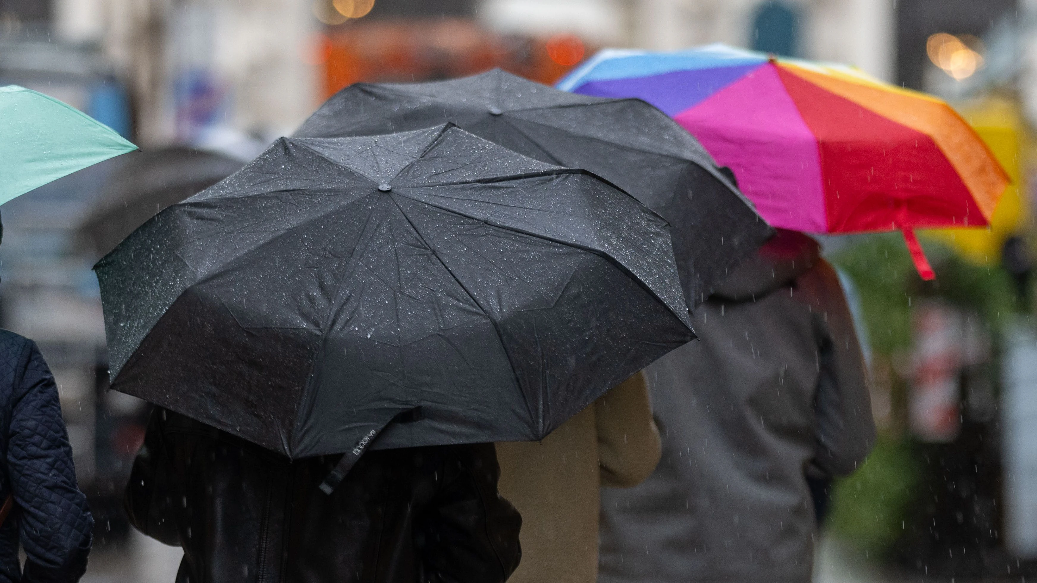 ABD0064_20240913 - WIEN - ÖSTERREICH: ++ THEMENBILD ++ Unwetter: Situation in Wien - Illustration zum Thema Wetter / Unwetter / Regen. Im Bild: Regenschirme bei Regenwetter in Wien; aufgenommen am Freitag, 13. September 2024 - FOTO: APA/GEORG HOCHMUTH