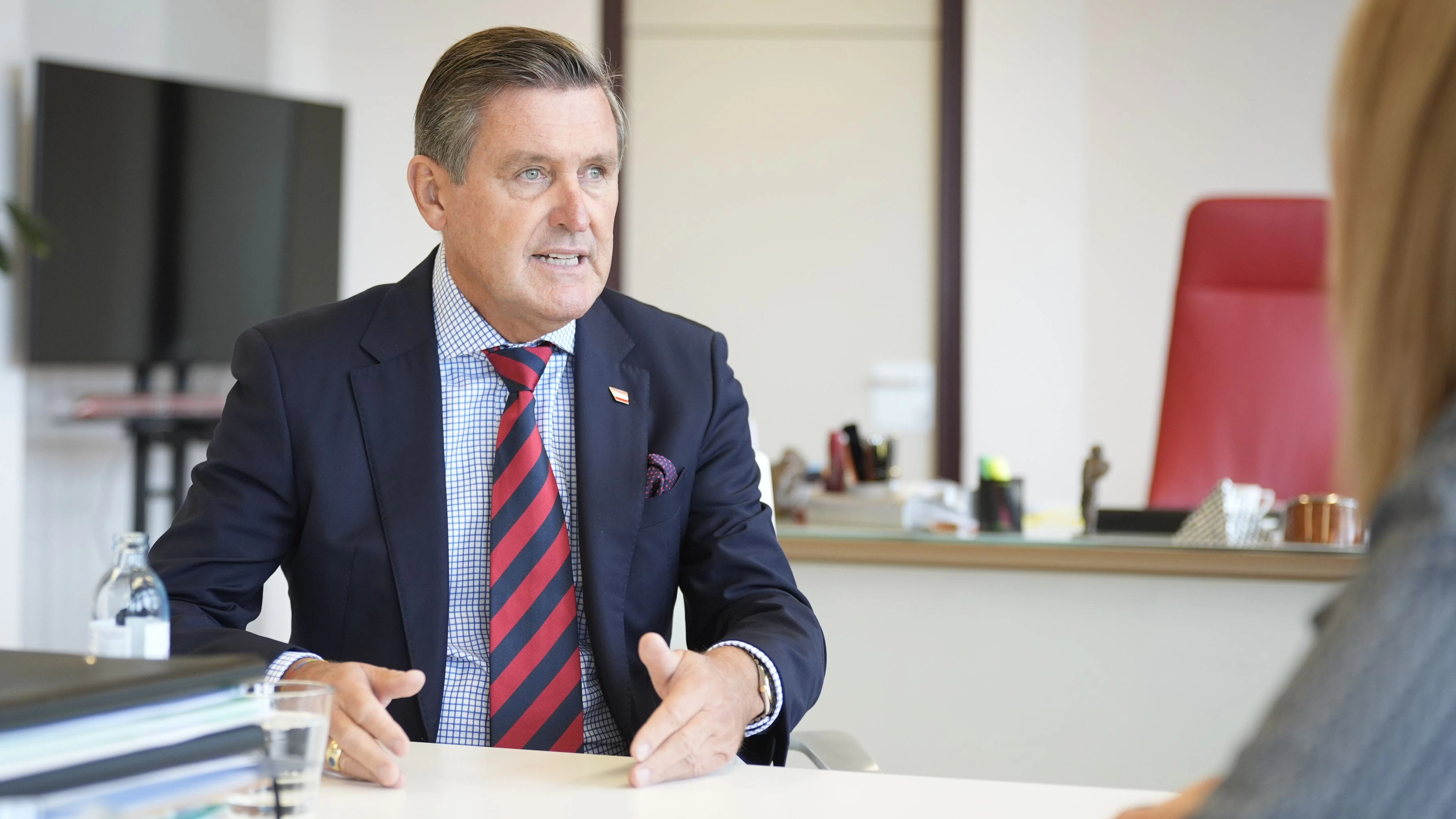 Mobilitätsminister Peter Hanke (SPÖ) erklärt im "Heute"-Interview die Hintergründe der neuen E-Moped-Regeln.