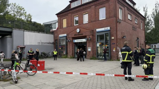 Heute.at - Mann springt vor U-Bahn, Retter (26) erfasst – tot
