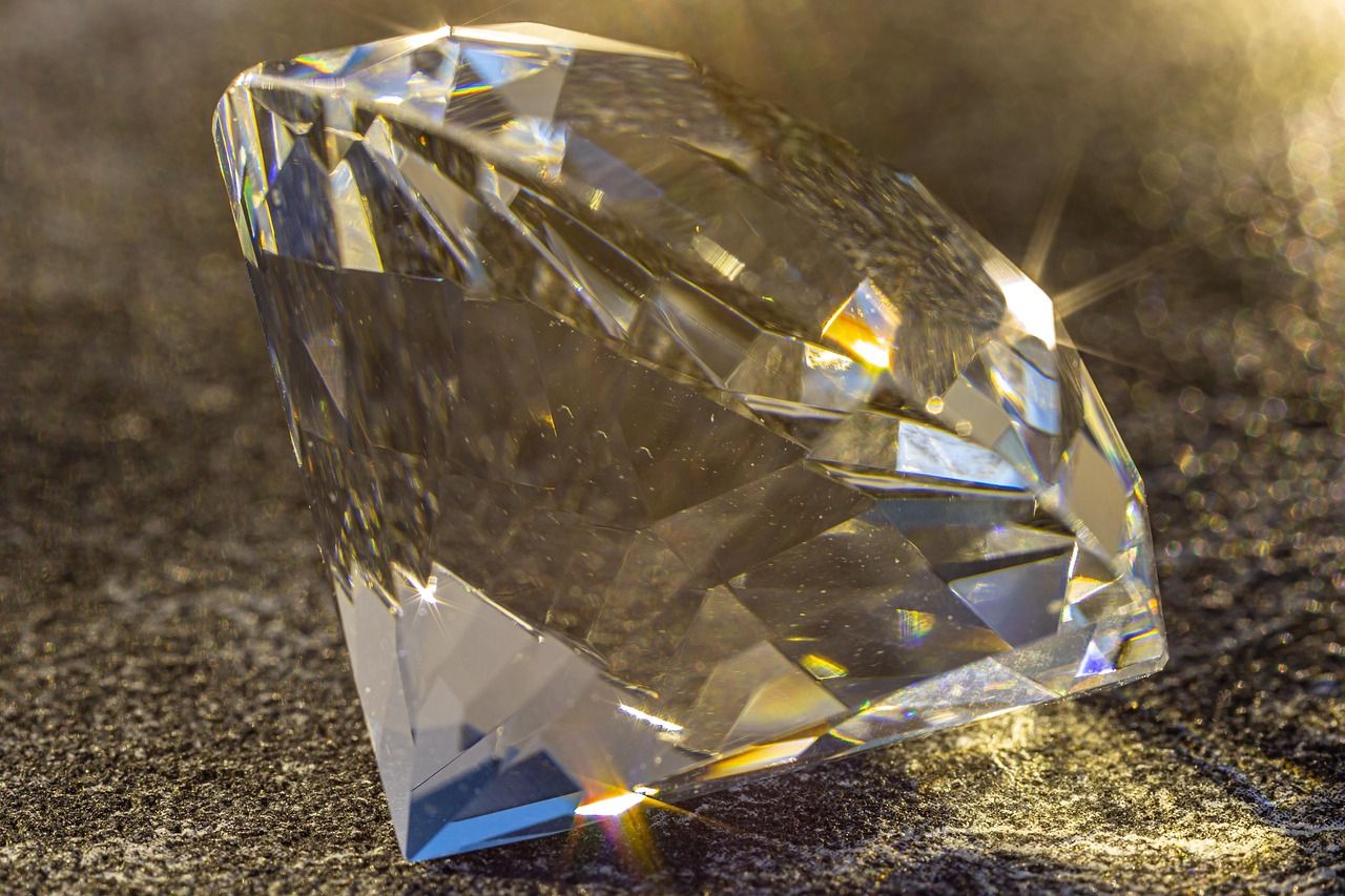Funkelnder Diamant-Kristall