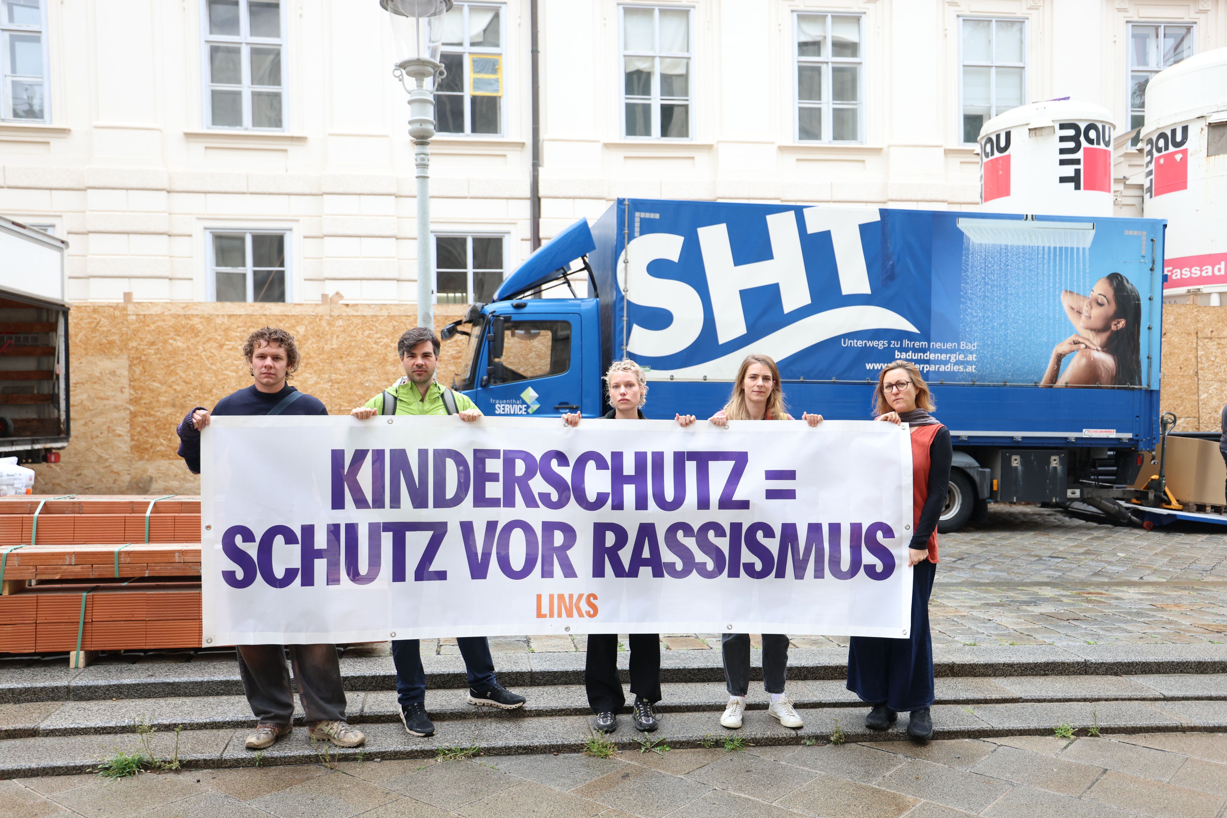 Aktivisten demonstrierten gegen das Kopftuchverbot in der Wiener City.