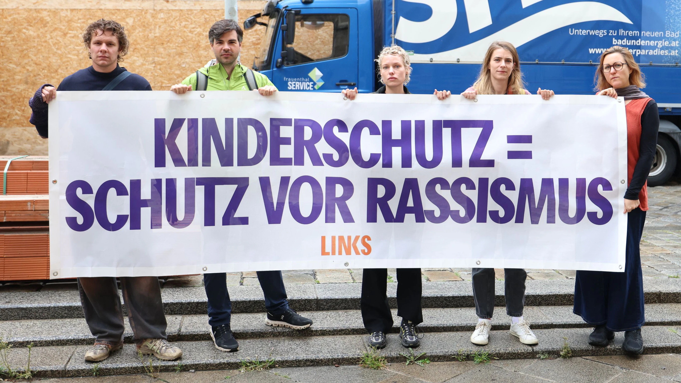 Aktivisten demonstrierten gegen das Kopftuchverbot in der Wiener City.