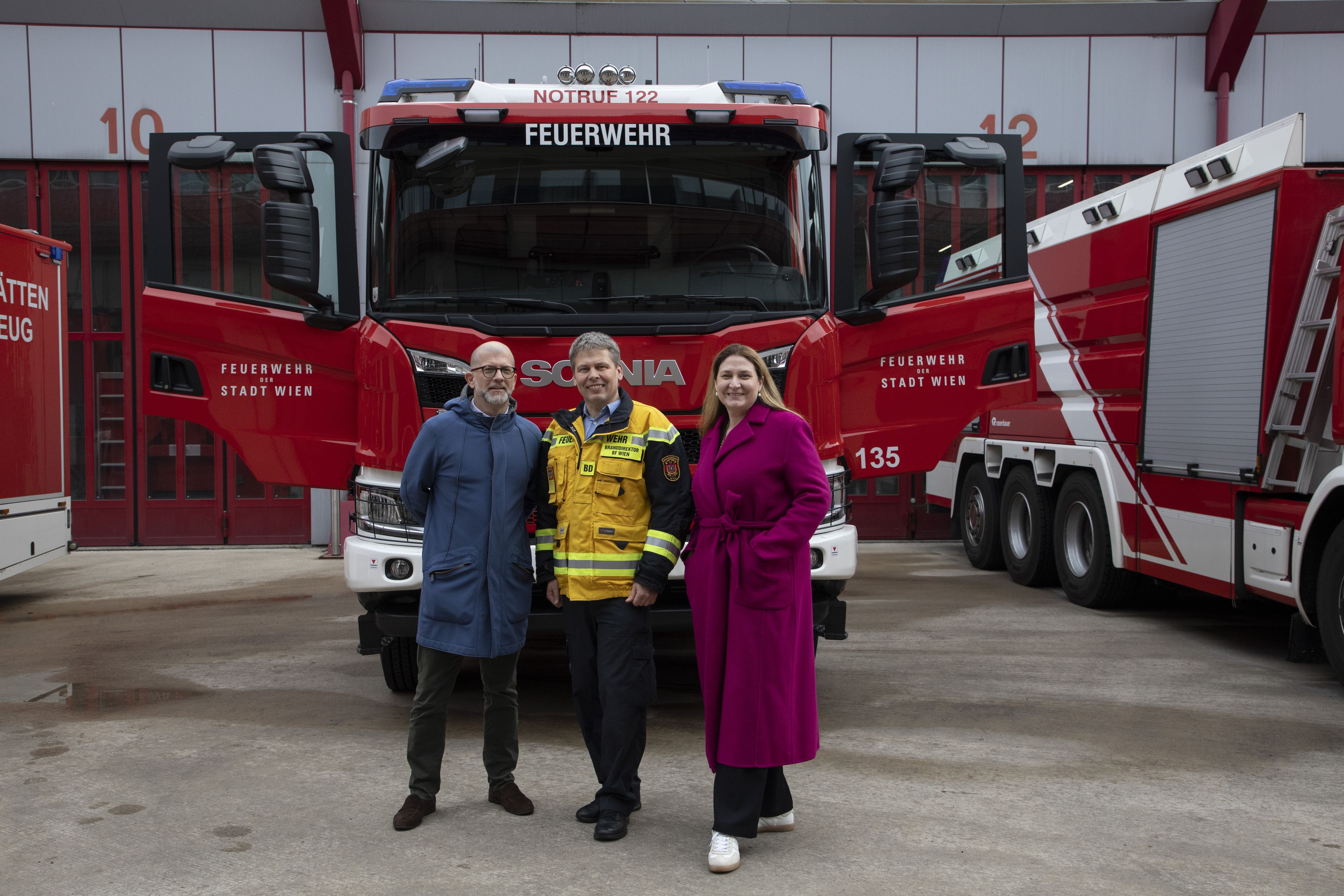 Die Feuerwache Rudolfshügel wird klimafit saniert. V.l.n.r.: Gemeinderat Lukas Burian, Branddirektor Mario Rauch und Vizebürgermeisterin Barbara Novak