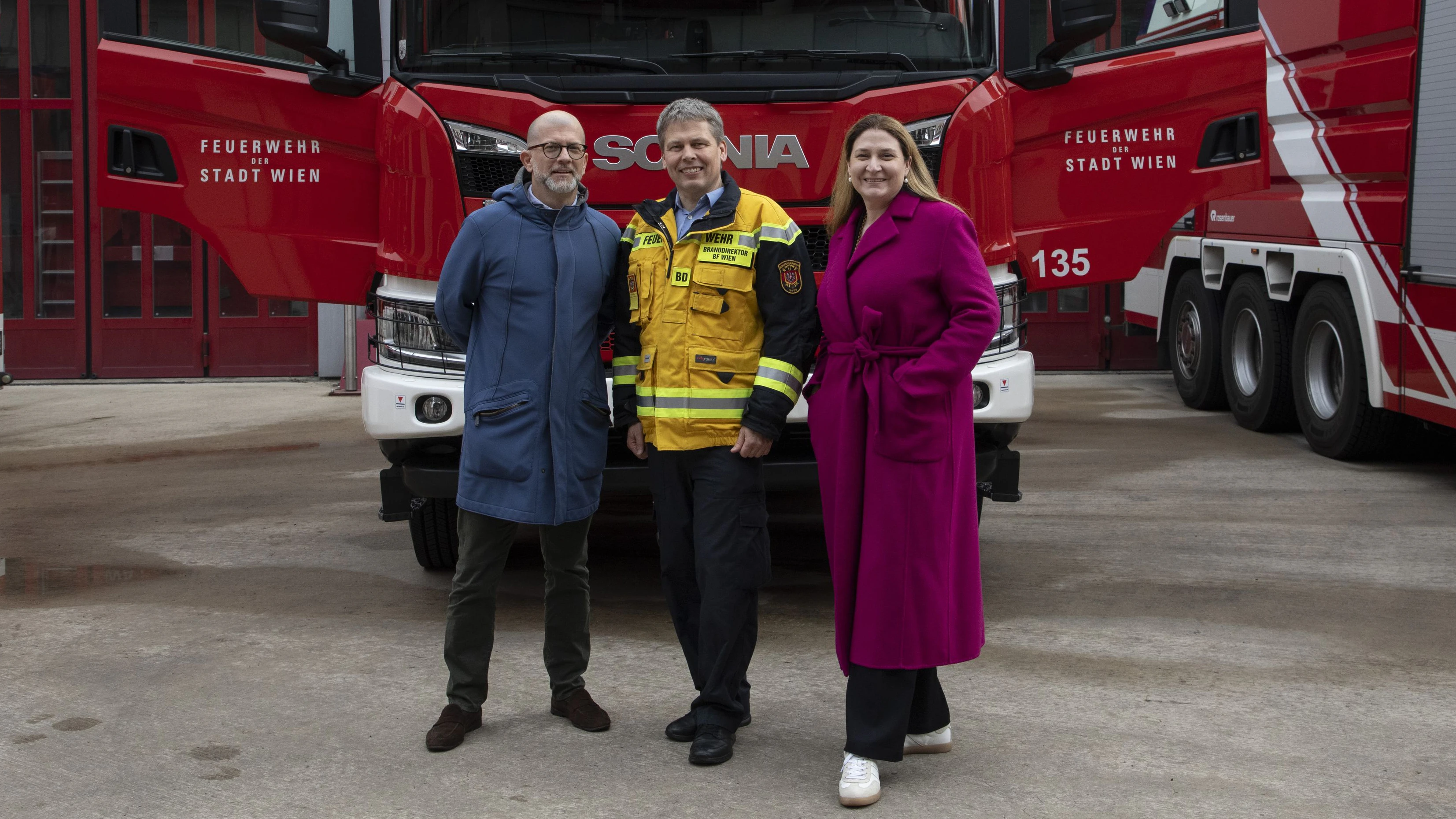 Die Feuerwache Rudolfshügel wird klimafit saniert. V.l.n.r.: Gemeinderat Lukas Burian, Branddirektor Mario Rauch und Vizebürgermeisterin Barbara Novak