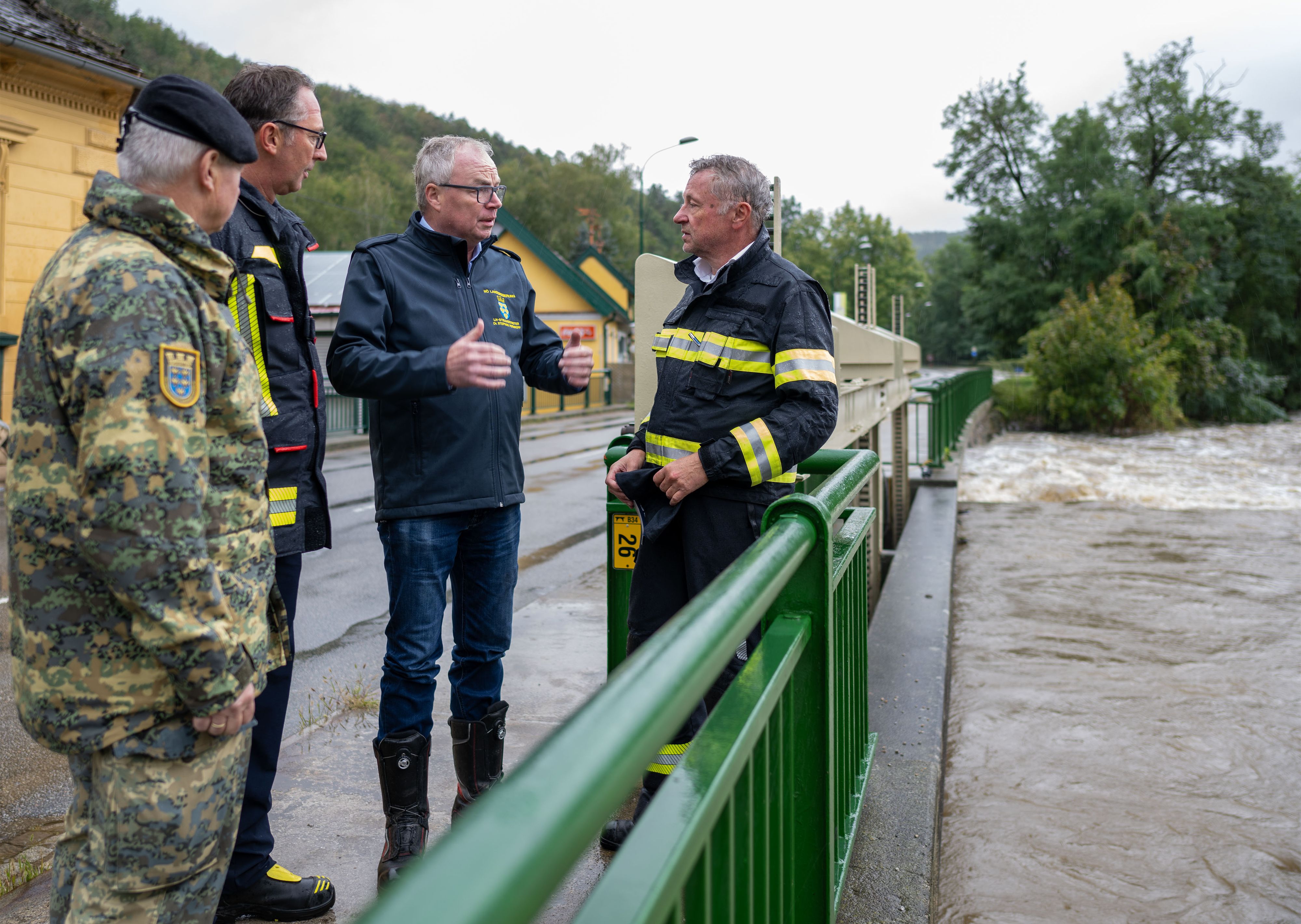 Pernkopf (2.v.r.) mit Experten von Feuerwehr und Bundesheer in Gars