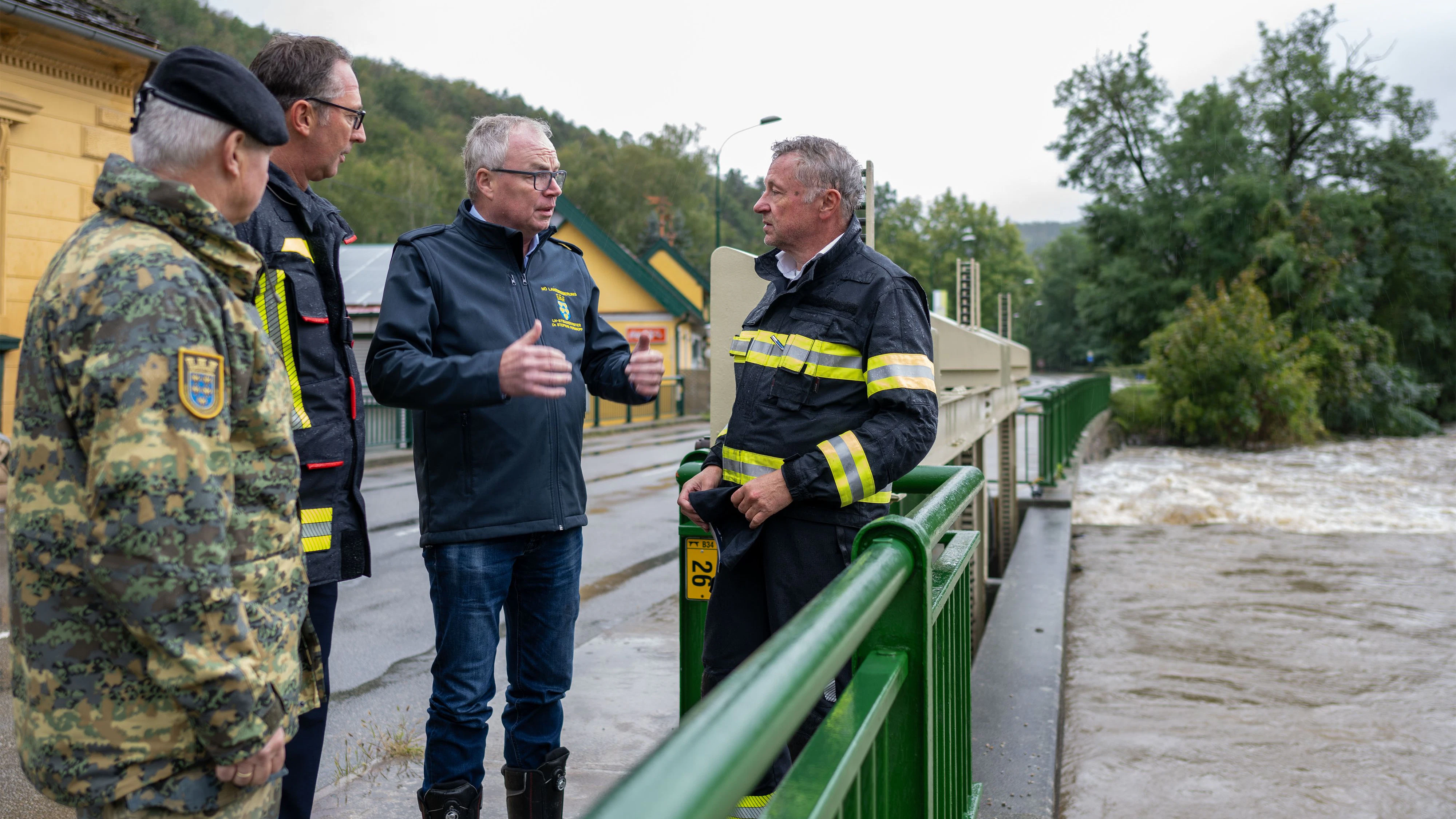 Pernkopf (2.v.r.) mit Experten von Feuerwehr und Bundesheer in Gars