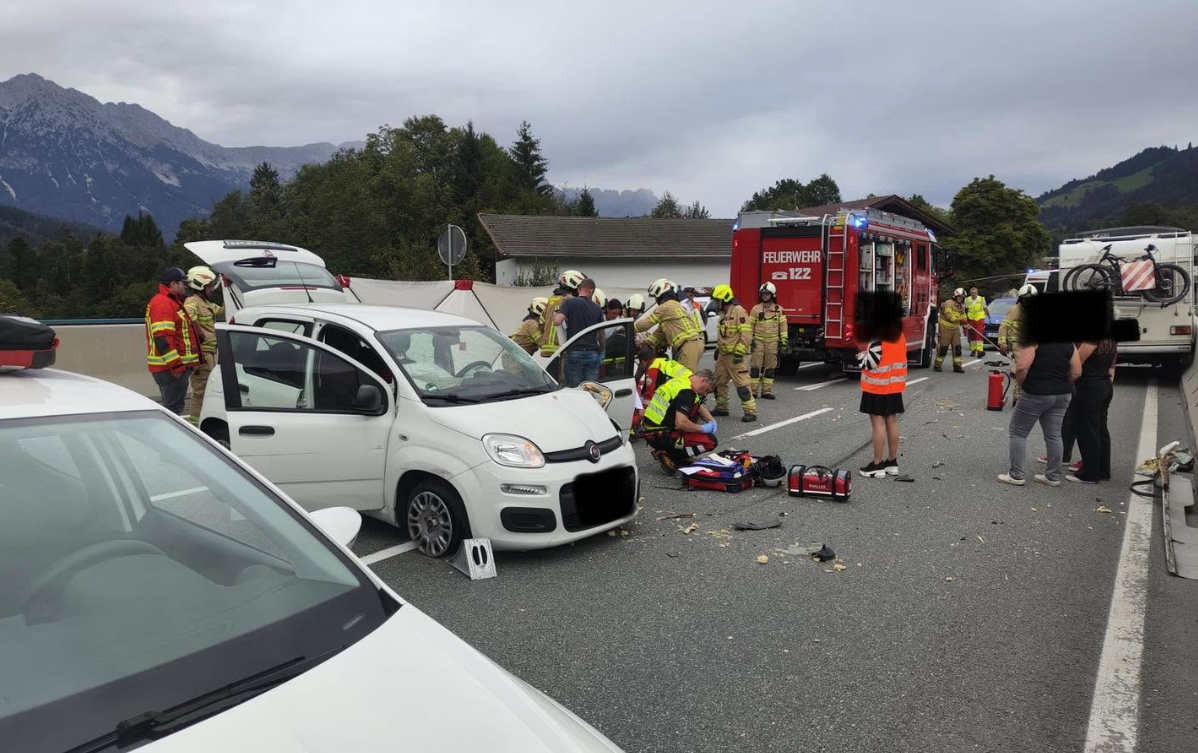 Bei dem Unfall wurden mehrere Personen verletzt.