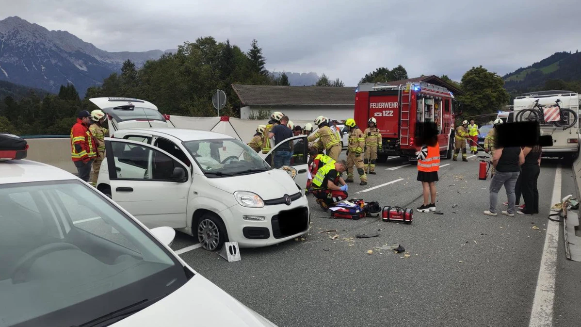 Bei dem Unfall wurden mehrere Personen verletzt.
