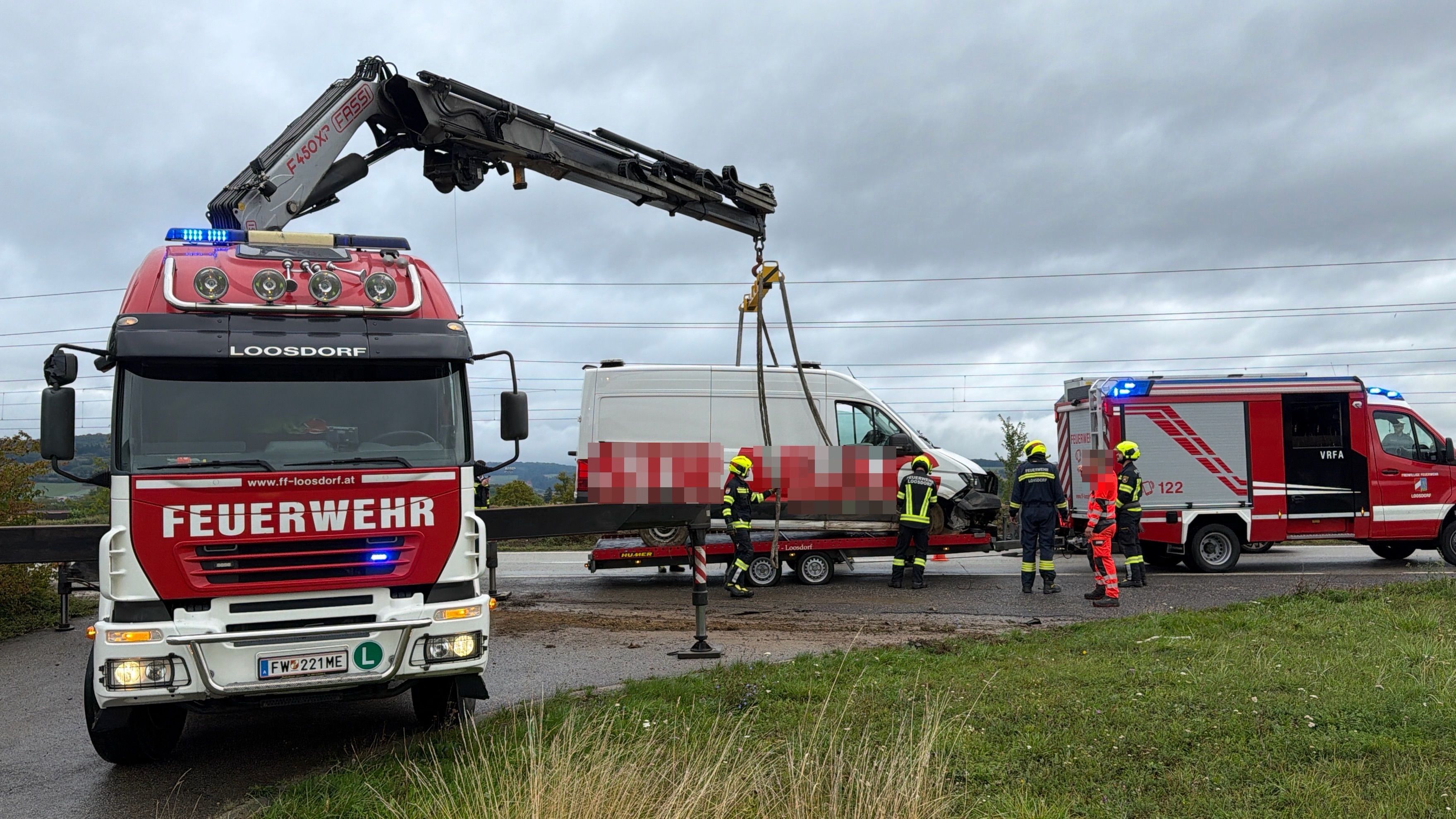 Ein Transporter kam aus bisher unbekannter Ursache von der Fahrbahn ab und landete im angrenzenden Straßengraben.
